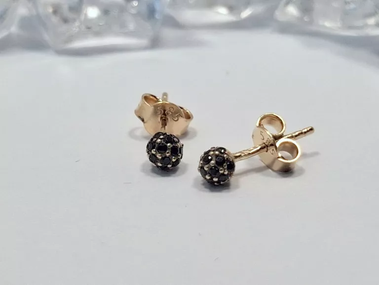 delikatne-zlote-kolczyki-sztyfty-z-czarnymi-kamyczkami-082g-mikolaja-reja-21-zamosc
