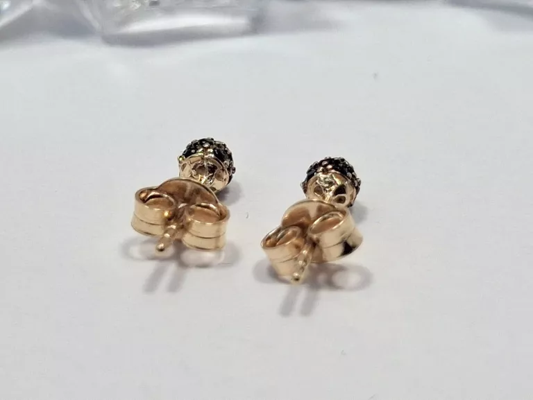 delikatne-zlote-kolczyki-sztyfty-z-czarnymi-kamyczkami-082g-rodzaj-2205-2