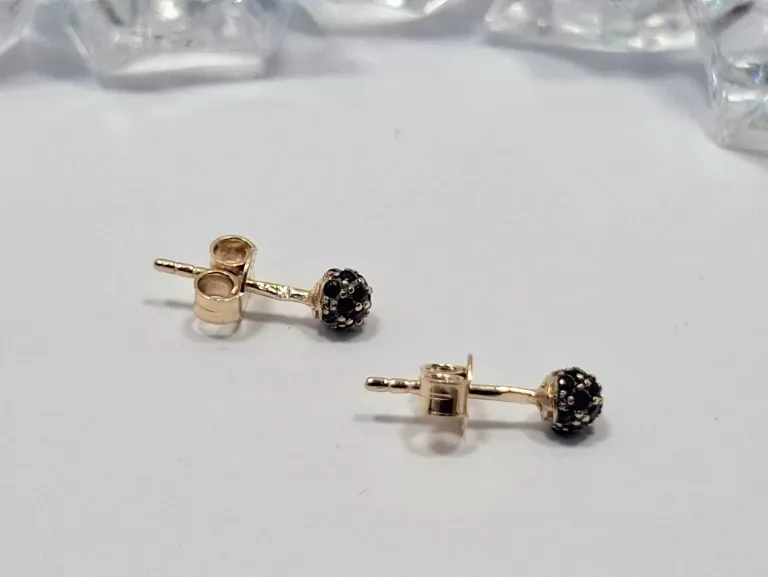 delikatne-zlote-kolczyki-sztyfty-z-czarnymi-kamyczkami-082g-rodzaj-zapiecia-2207-3