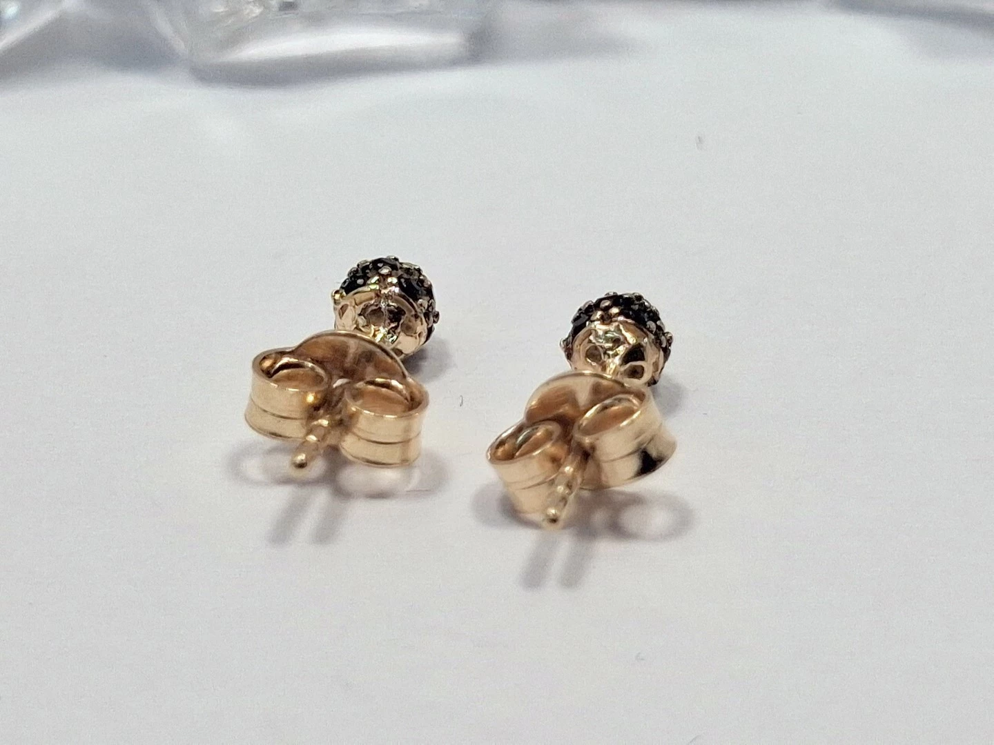 delikatne-zlote-kolczyki-sztyfty-z-czarnymi-kamyczkami-082g-rodzaj-2205-2