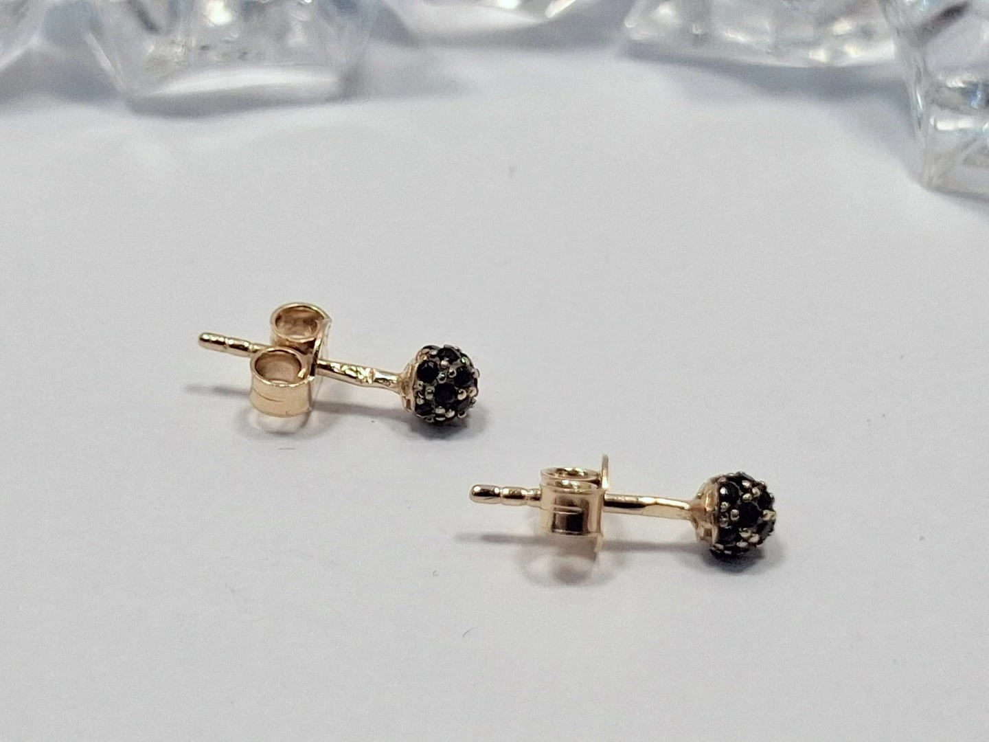 delikatne-zlote-kolczyki-sztyfty-z-czarnymi-kamyczkami-082g-rodzaj-zapiecia-2207-3