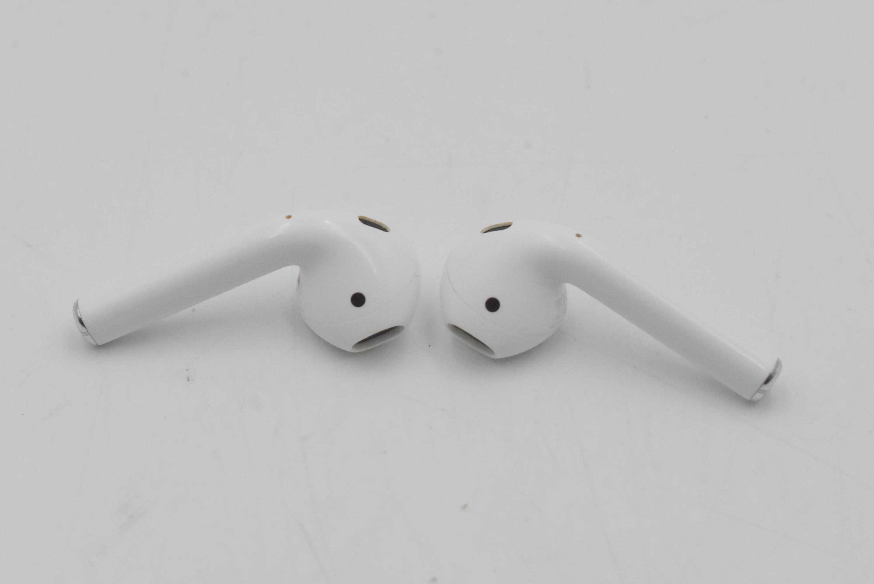 sluchawki-apple-airpods-2-a2032-a2031-a1602-kolor-dominujacy-129357-2