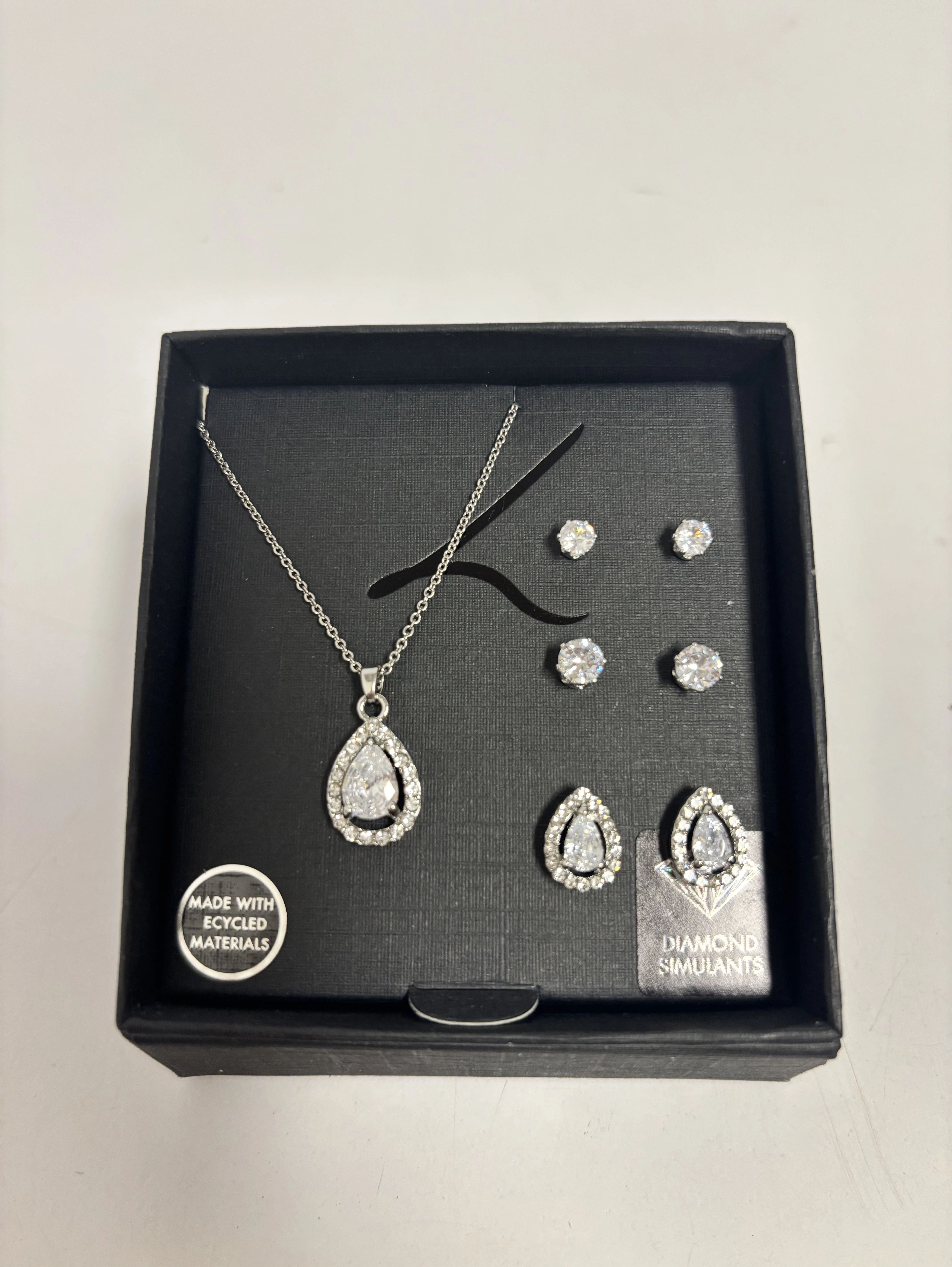 lovisa-zestaw-naszyjnika-i-kolczykow-z-krysztalkami-w-ksztalcie-lzy-kalwaryjska-37-krakow-kotkiewicz-sj