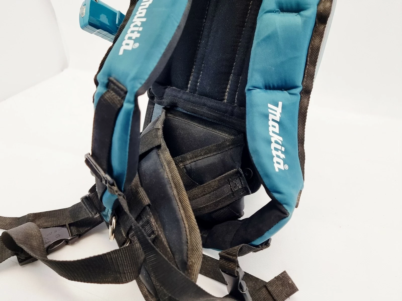 akumulatorowy-odkurzacz-plecakowy-makita-dvc660-napiecie-zasilania-3600