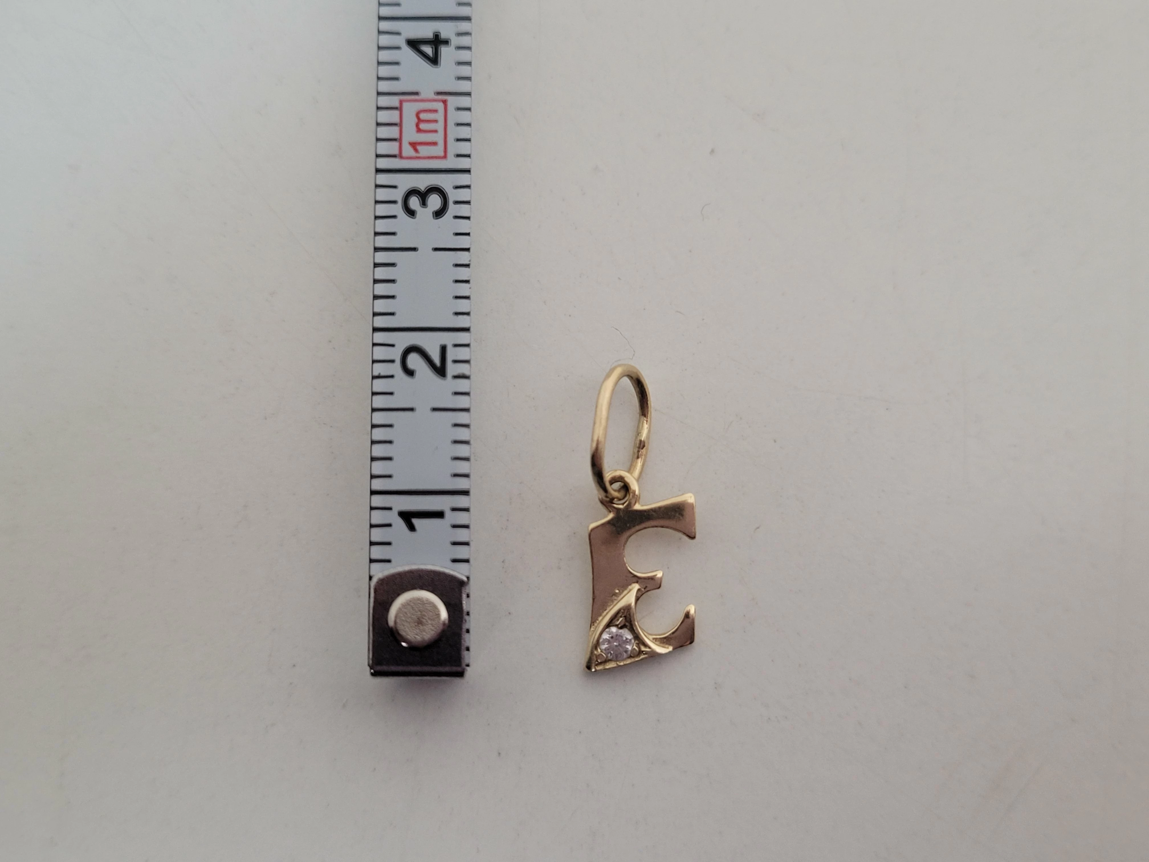 zlota-zawieszka-litera-e-056g-585-material-15835-2