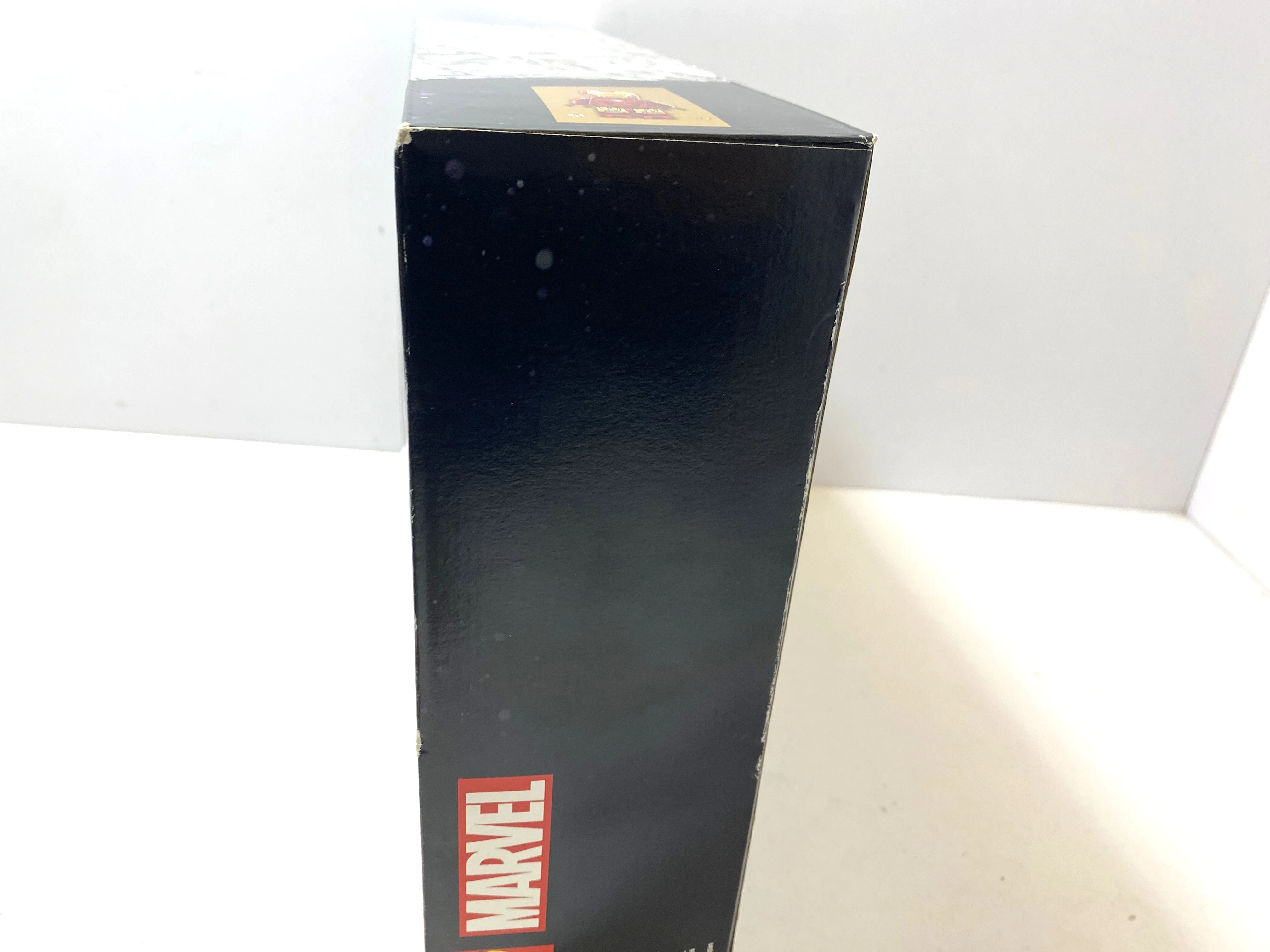 lego-super-heroes-76313-logo-marvel-z-minifigurkami-stan-11323-2