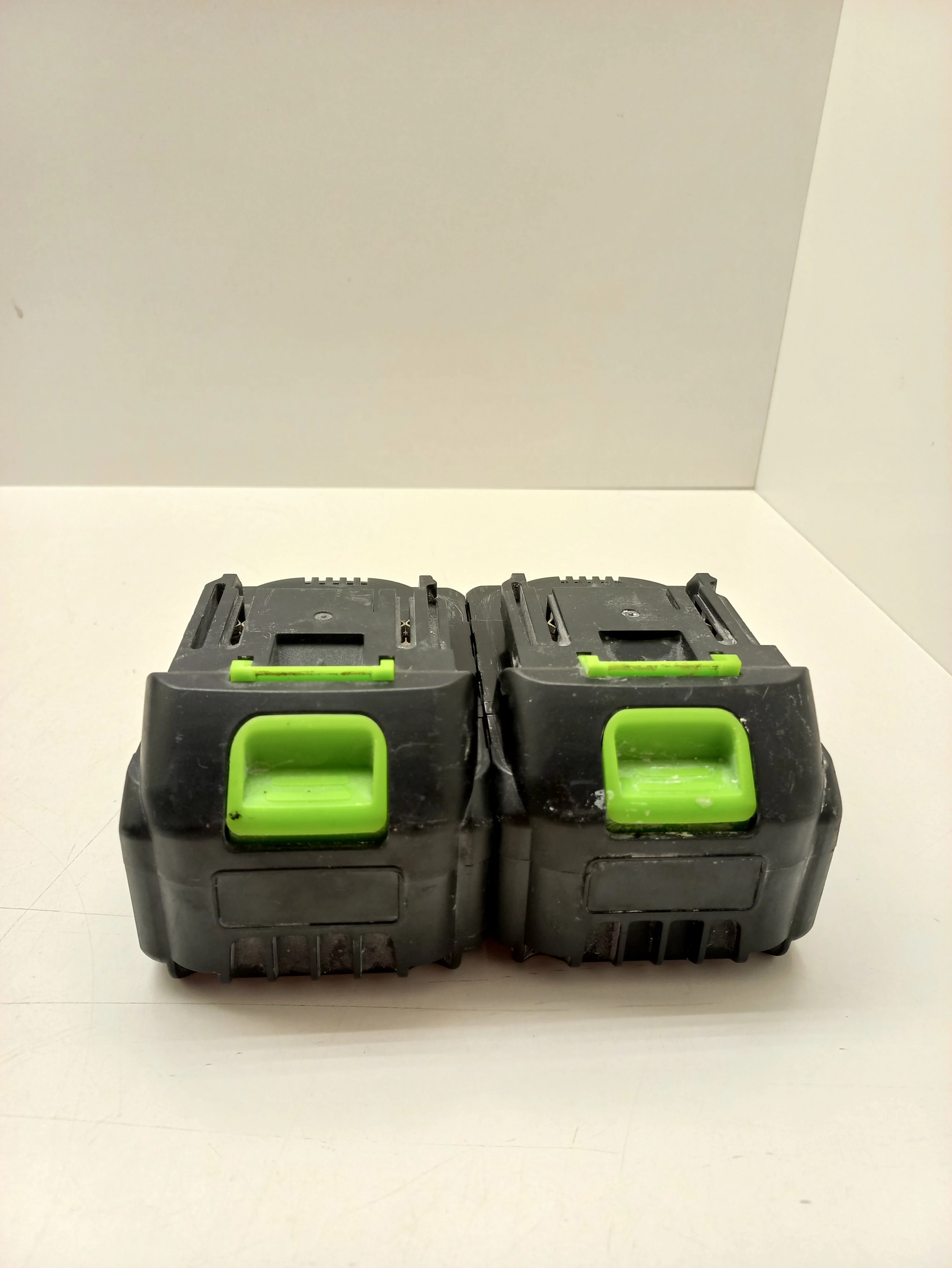 szlifierka-katowa-xmaster-21v-2x-aku-ladowarka-walizka-srednica-tarczy-12500