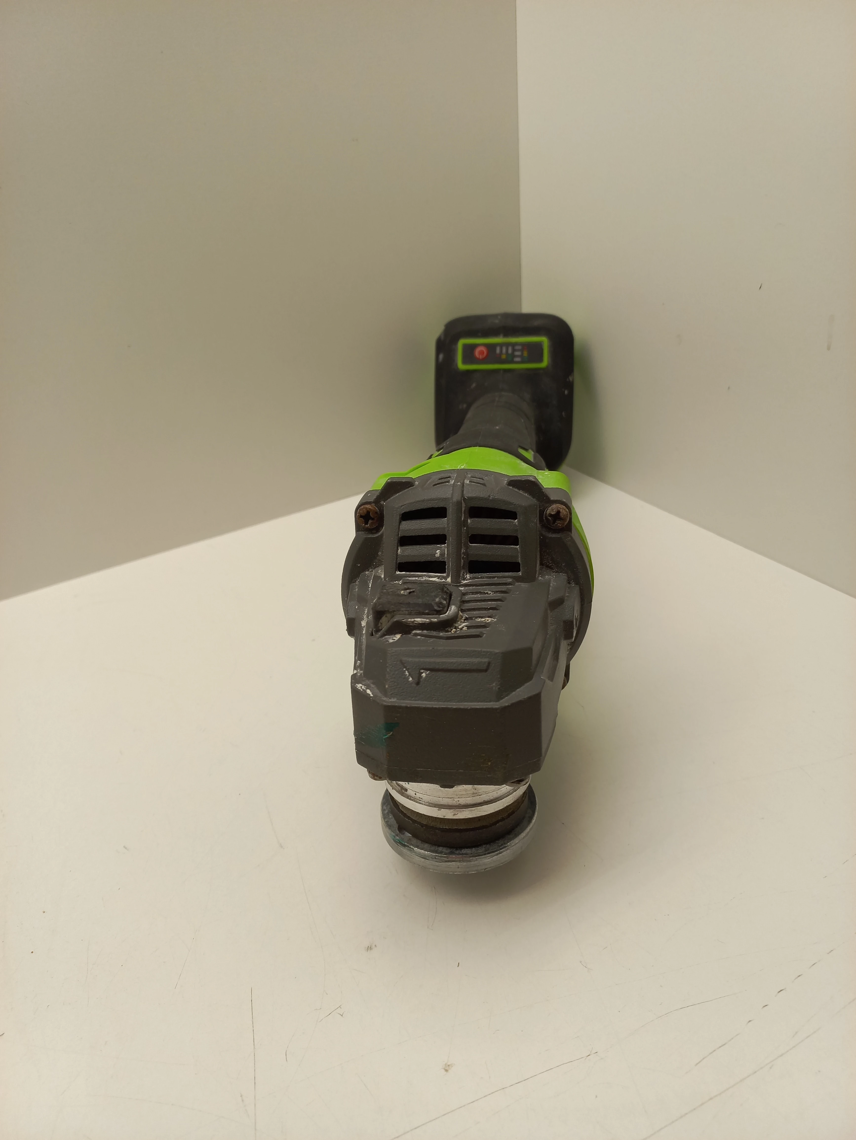 szlifierka-katowa-xmaster-21v-2x-aku-ladowarka-walizka-kod-producenta-bezszczotkowa-gumowka-akumulatorowa-2x-aku