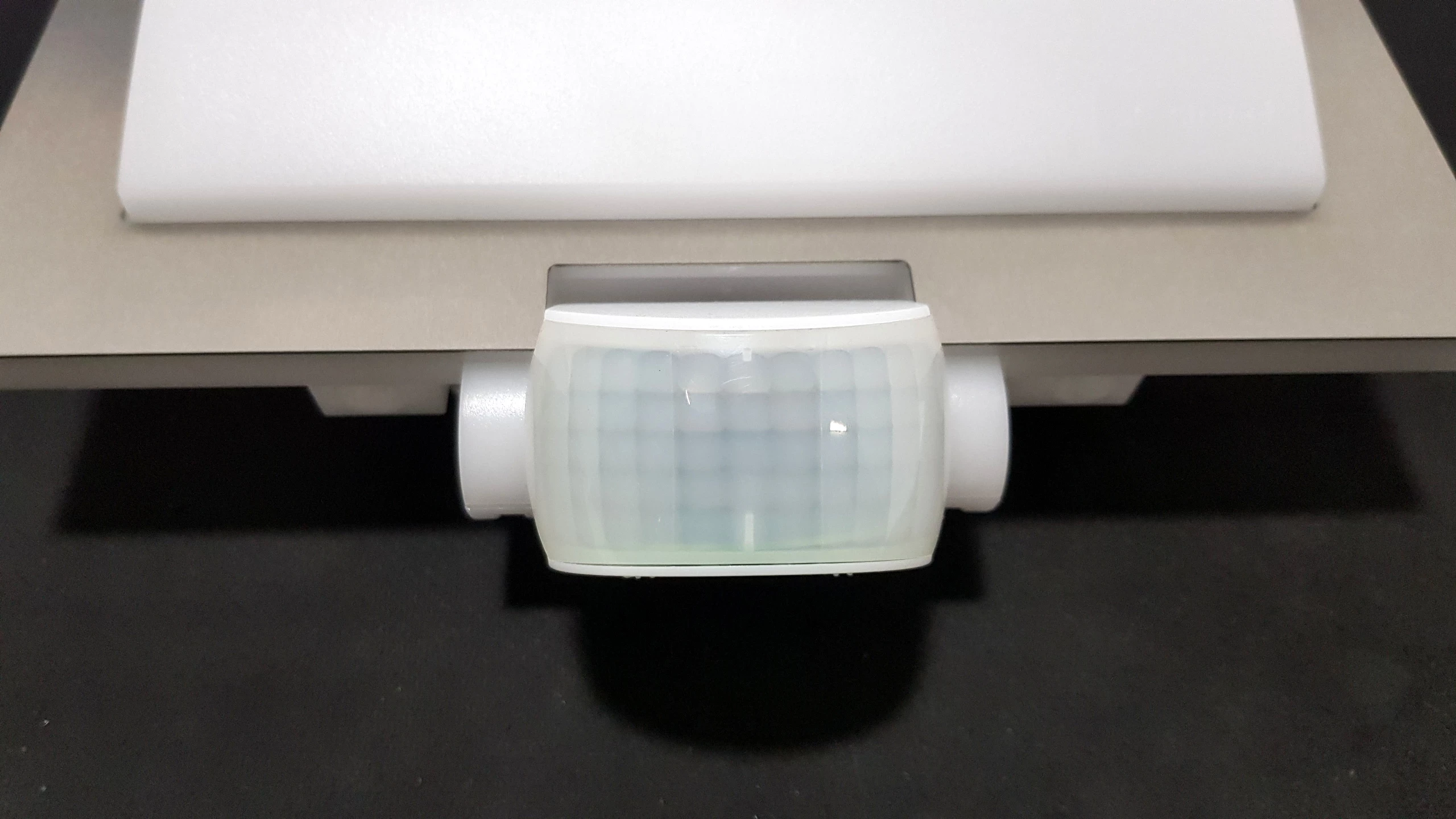 steinel-l-20-s-lampa-elewacyjna-z-czujnikiem-ruchu-180-type-5668-e27-ip44-stan-11323-2