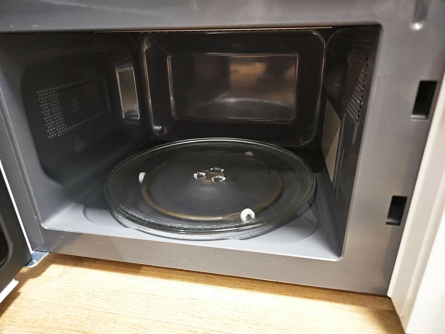 kuchenka-mikrofalowa-toshiba-mwp-mg20pwh-stan-11323-2