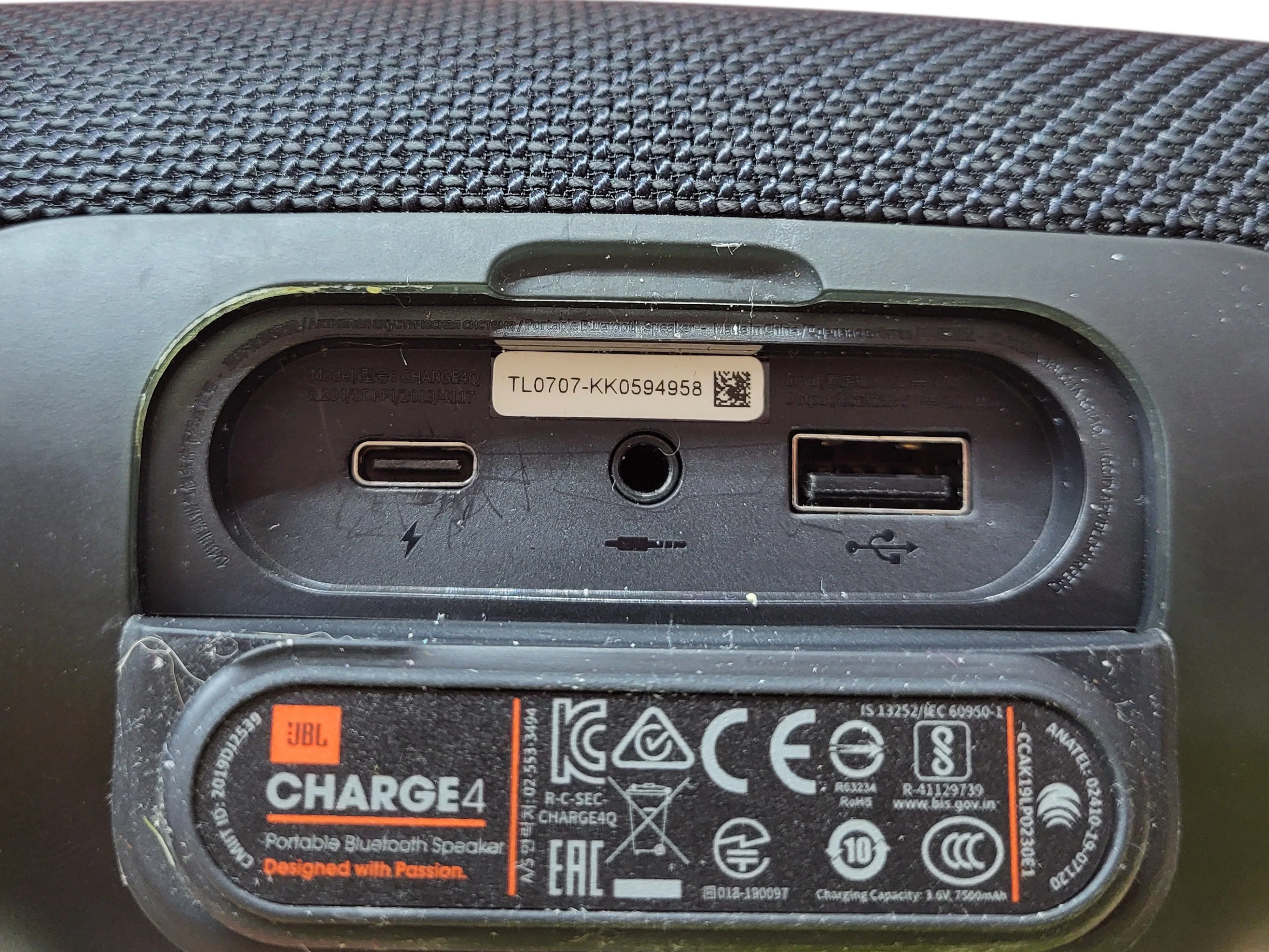 glosnik-przenosny-jbl-charge-4-czarny-30-w-kod-producenta-jblcharge4blk