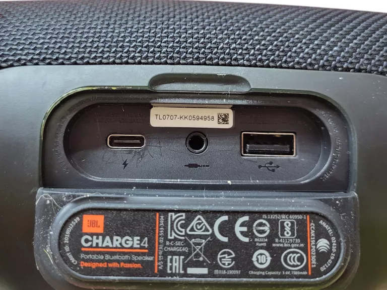 glosnik-przenosny-jbl-charge-4-czarny-30-w-kod-producenta-jblcharge4blk