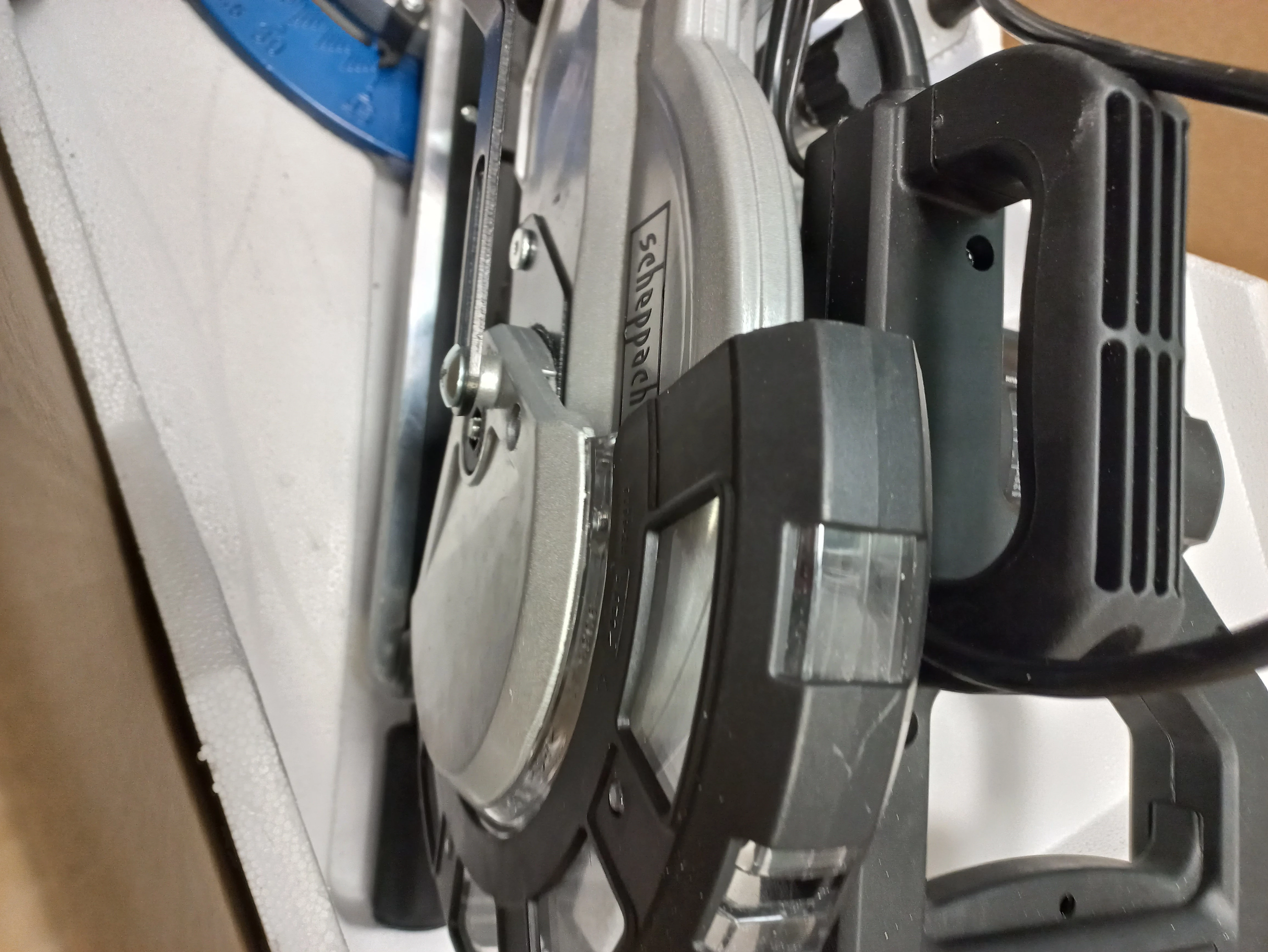 scheppach-pila-ukosna-stolowa-z-posuwem-hm216-softstart-2000-w-216-mm-stan-11323-2