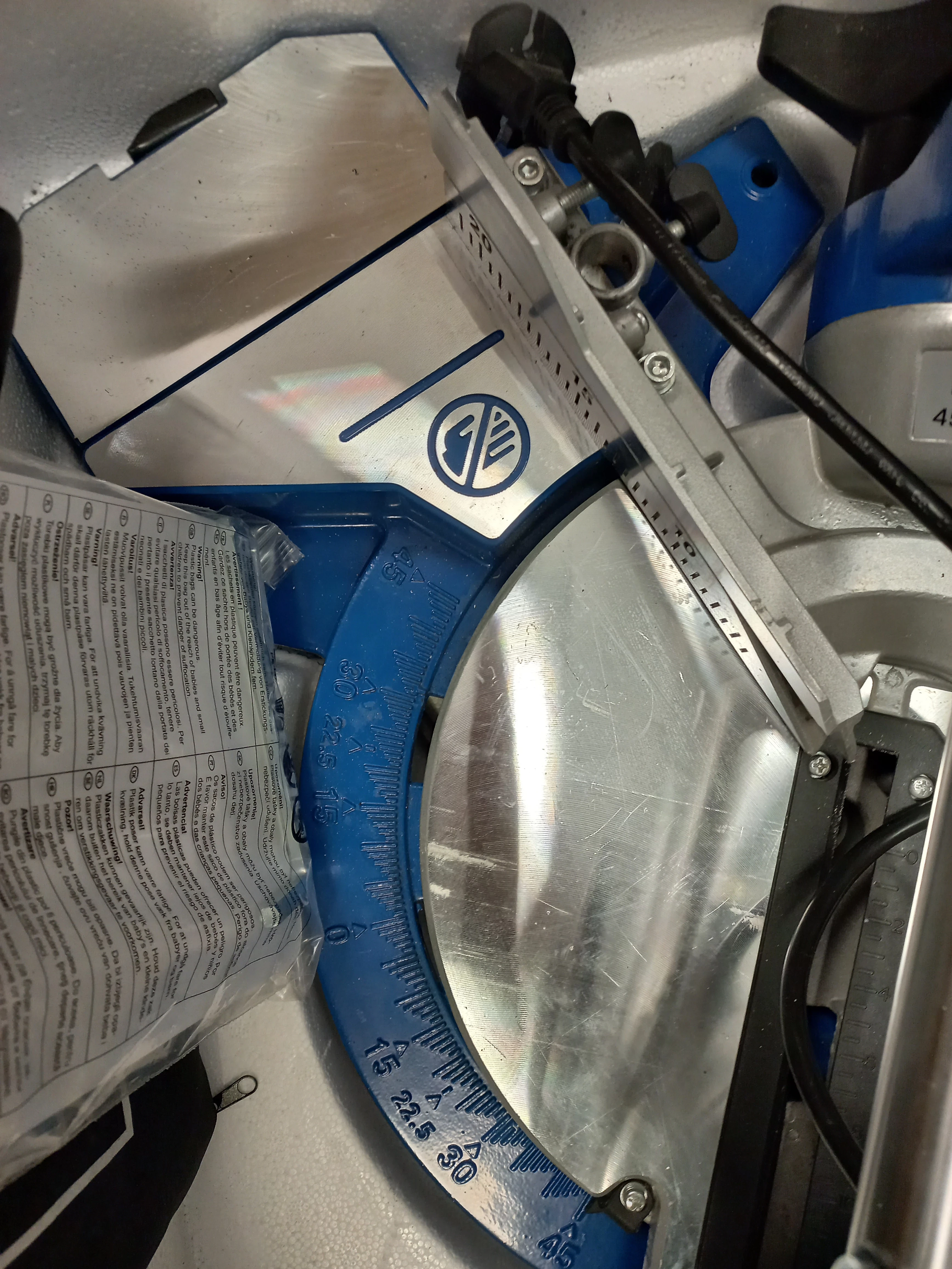 scheppach-pila-ukosna-stolowa-z-posuwem-hm216-softstart-2000-w-216-mm-srednica-tarczy-21600