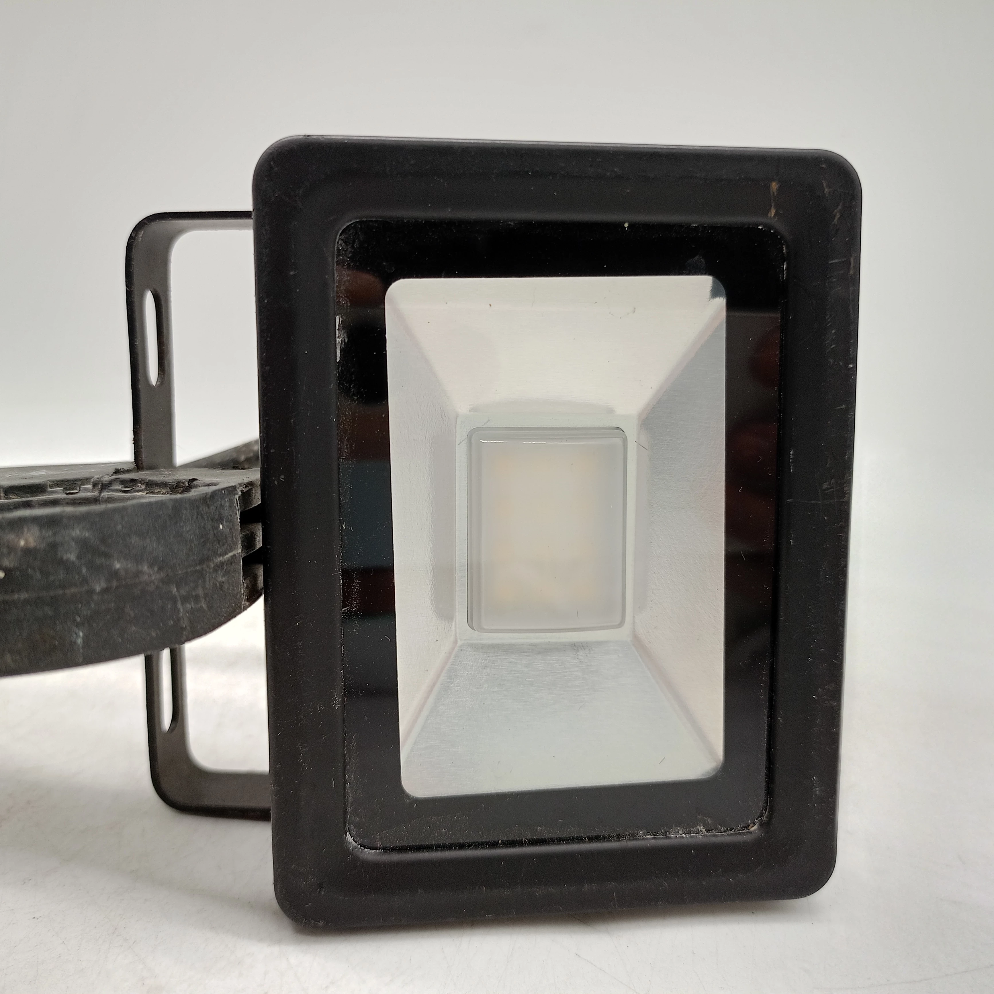 halogen-z-raczka-reflektor-led-10w-ip65-4000k-anslut-ean-gtin-7330571481018