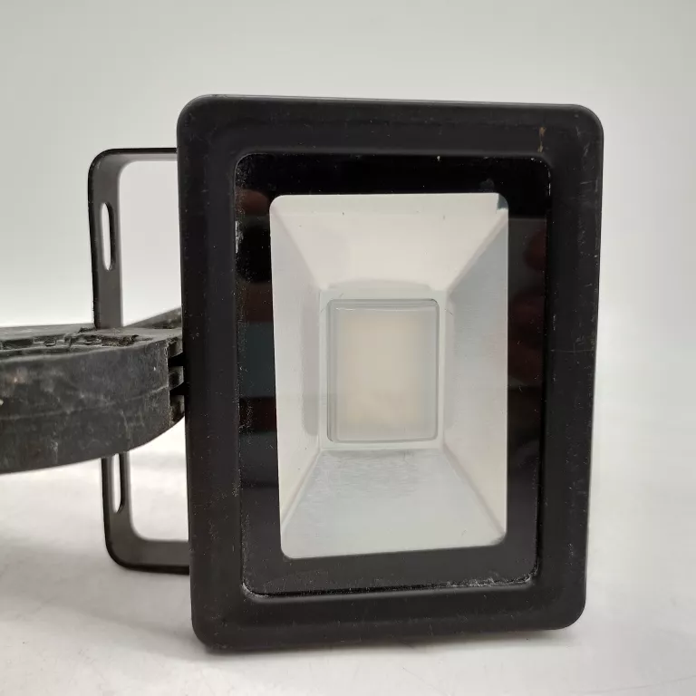 halogen-z-raczka-reflektor-led-10w-ip65-4000k-anslut-ean-gtin-7330571481018