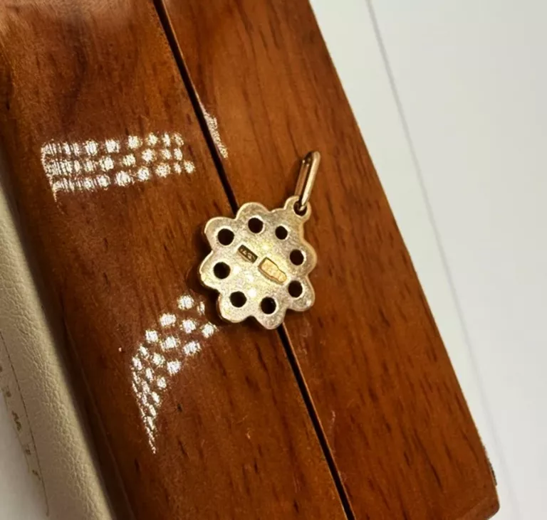 przepiekna-zlota-zawieszka-p585g-226cm200-material-dominujacy-223721-524288