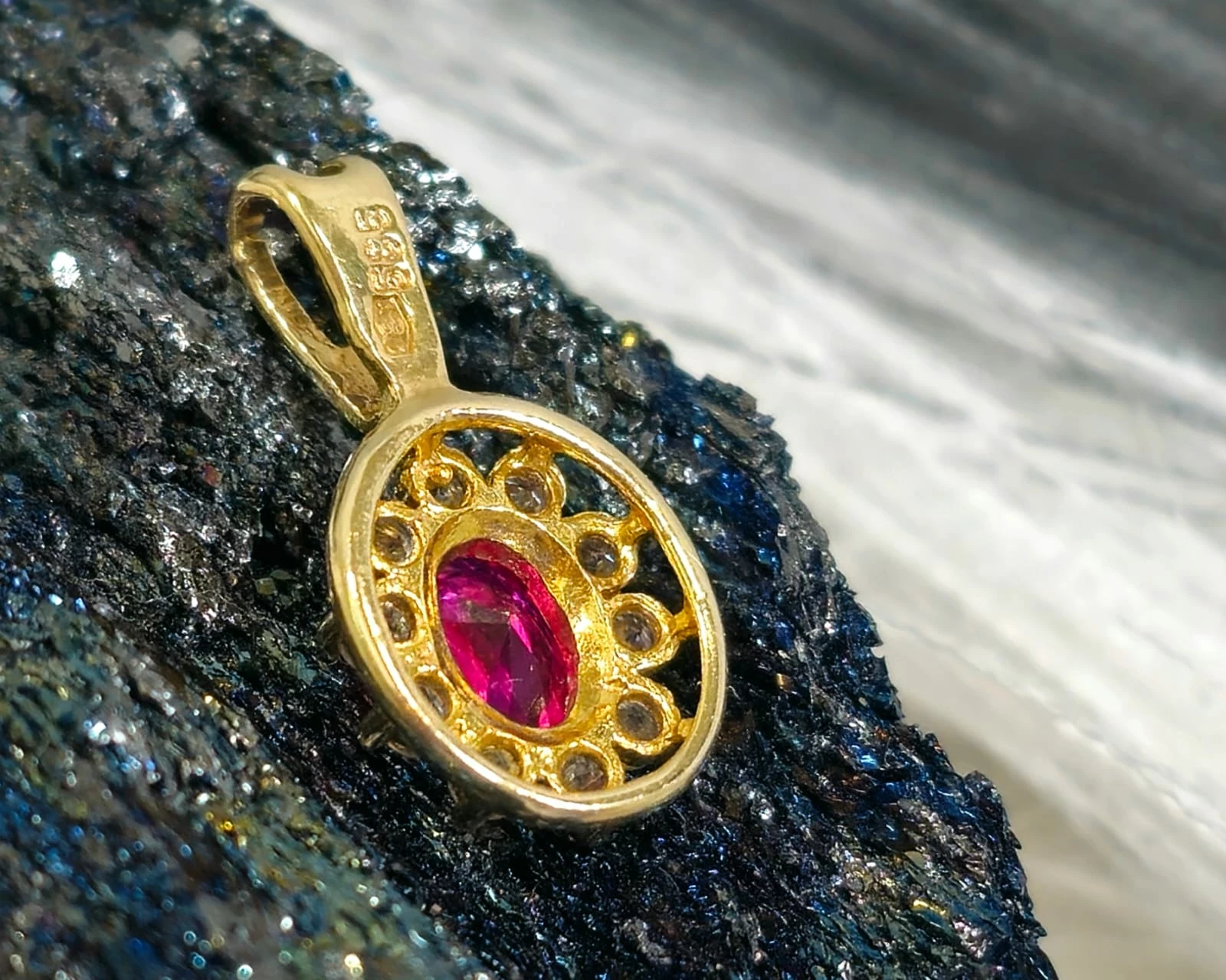 sliczna-zlota-zawieszka-biale-i-rubinowa-cyrkonia-p585-120g-2-cm-dl-motyw-129129-2