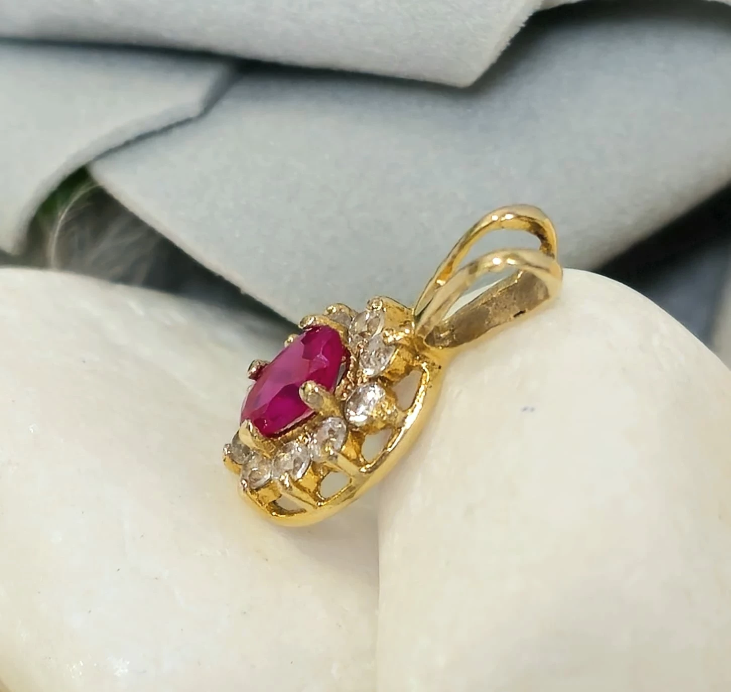 sliczna-zlota-zawieszka-biale-i-rubinowa-cyrkonia-p585-120g-2-cm-dl-material-15835-2