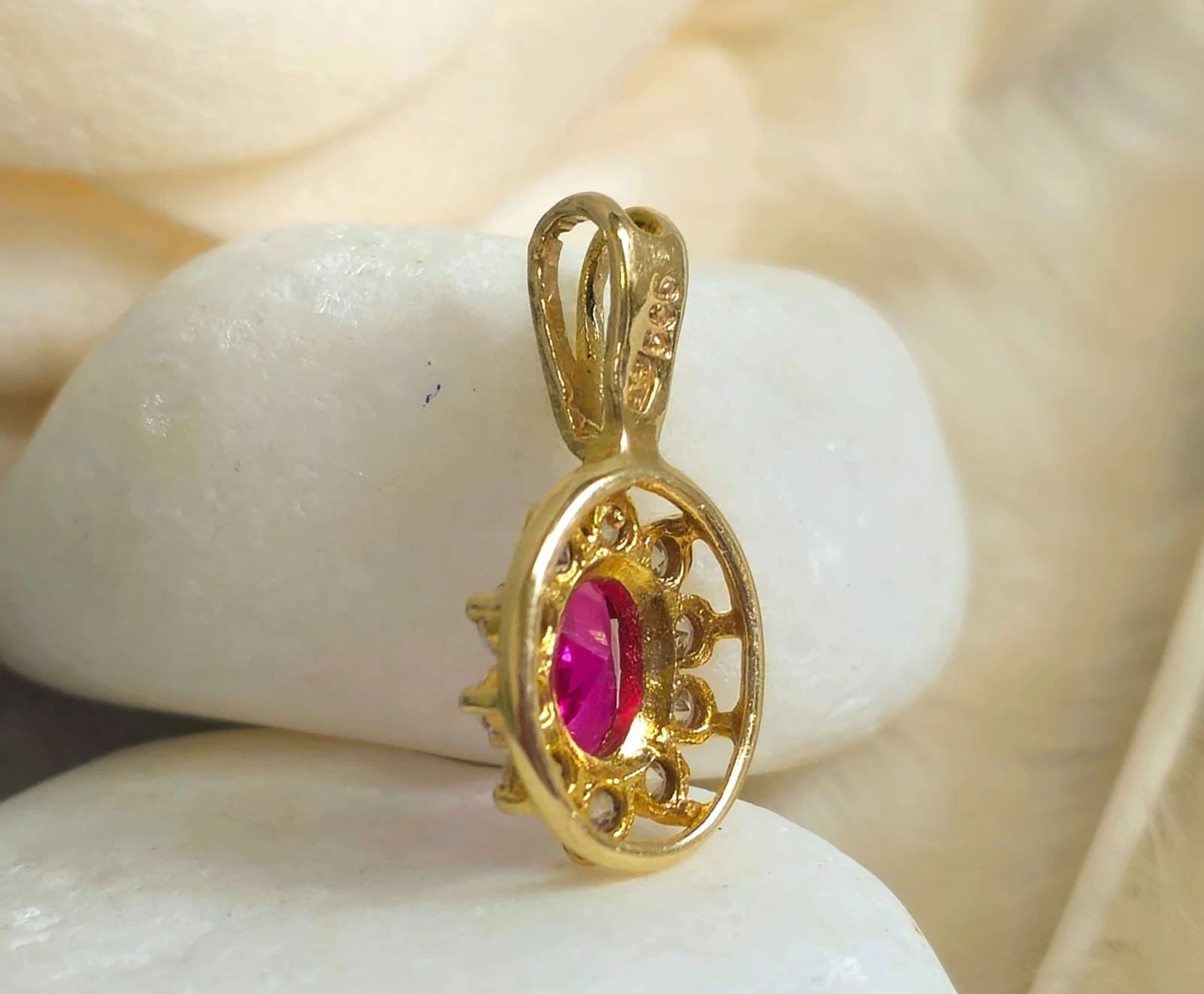 sliczna-zlota-zawieszka-biale-i-rubinowa-cyrkonia-p585-120g-2-cm-dl-ean-gtin-5901050603423