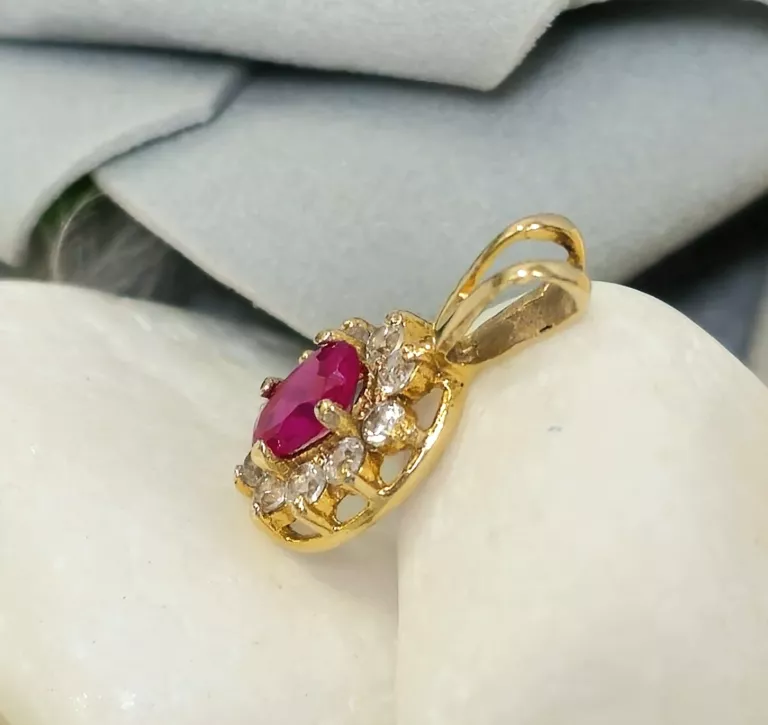 sliczna-zlota-zawieszka-biale-i-rubinowa-cyrkonia-p585-120g-2-cm-dl-material-15835-2