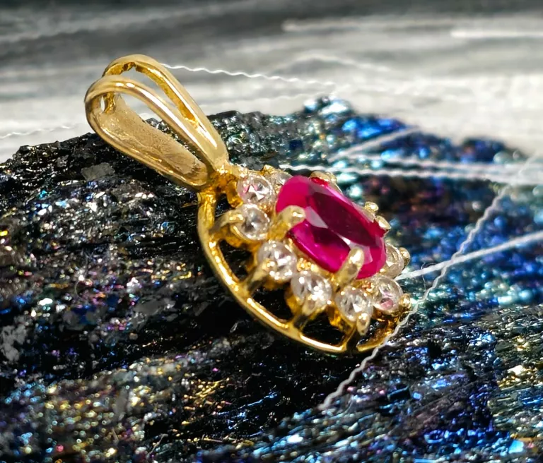 sliczna-zlota-zawieszka-biale-i-rubinowa-cyrkonia-p585-120g-2-cm-dl-stan-11323-2