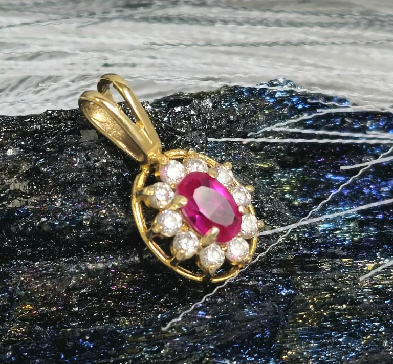 sliczna-zlota-zawieszka-biale-i-rubinowa-cyrkonia-p585-120g-2-cm-dl-kolor-249512-1647429