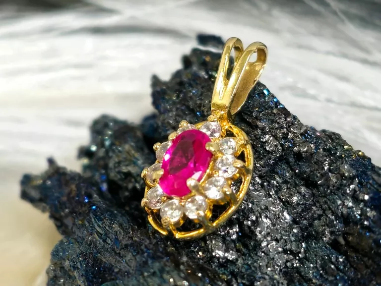 sliczna-zlota-zawieszka-biale-i-rubinowa-cyrkonia-p585-120g-2-cm-dl-cechy-207006-4