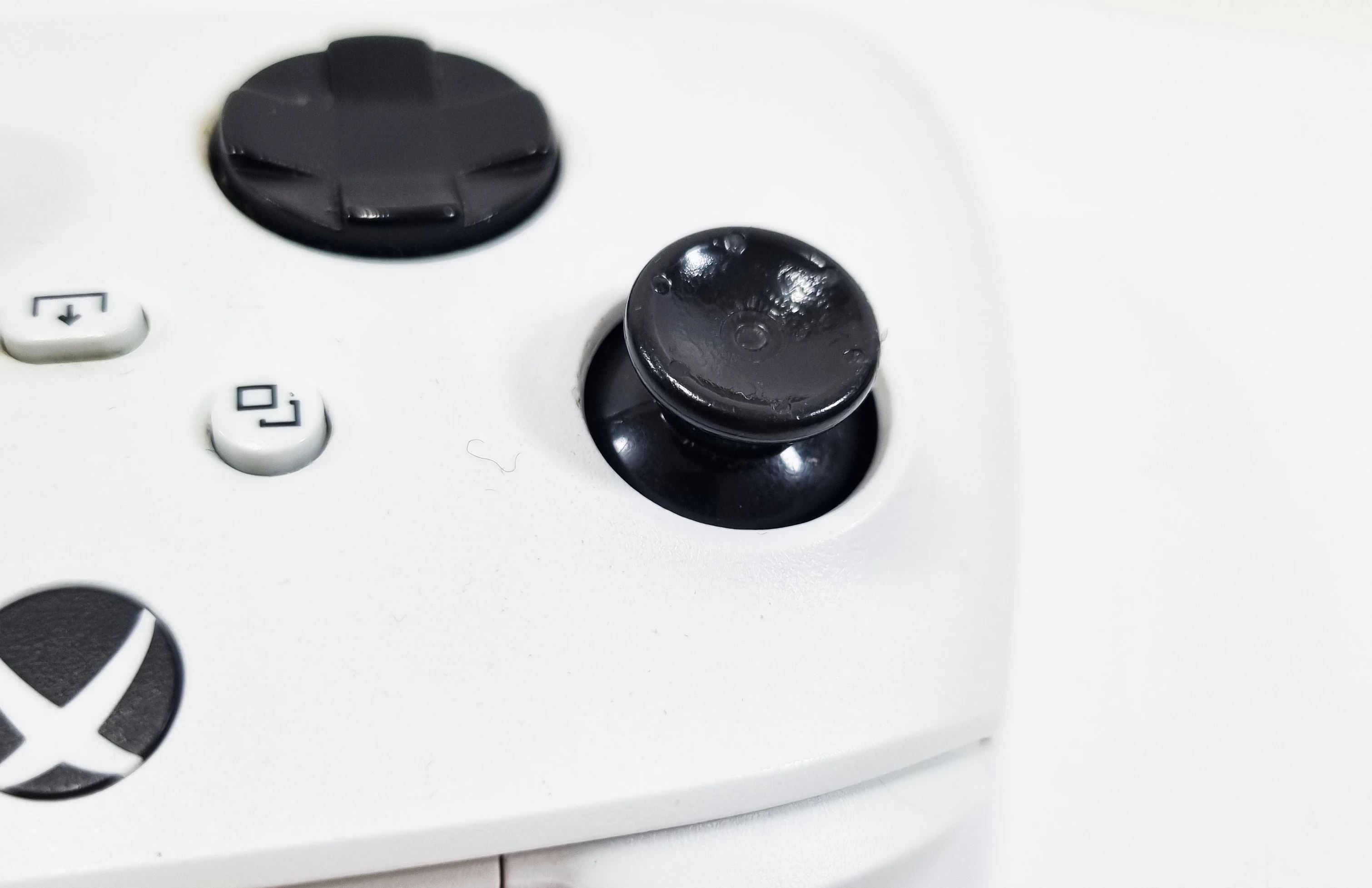 dobry-pad-xbox-one-series-x-brak-gumki-na-analogu-kod-producenta-qas-00009