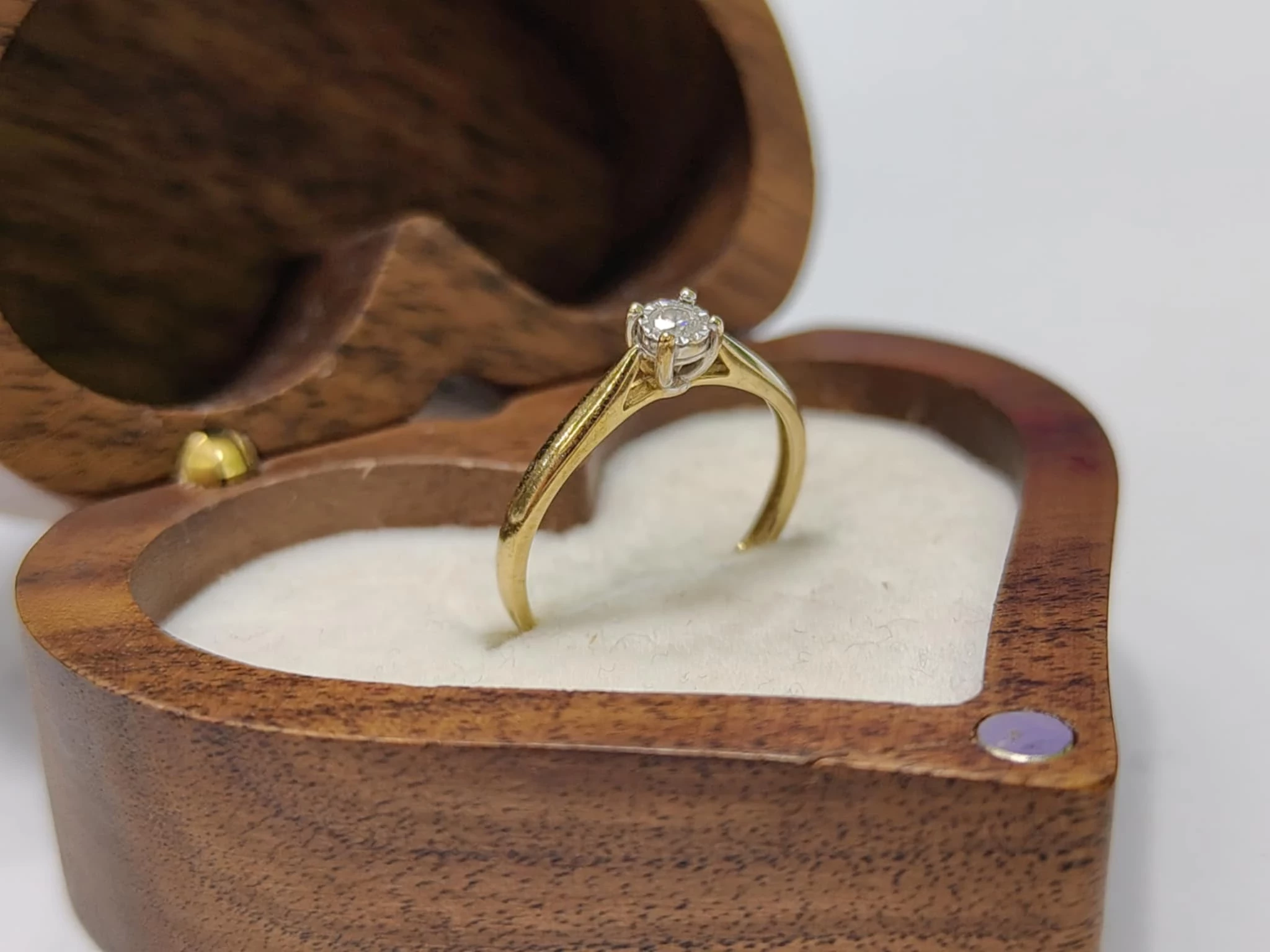 delikatny-zloty-pierscionek-8-k-rozmiar-11-waga-096-zl-cyrkonia-waga-096