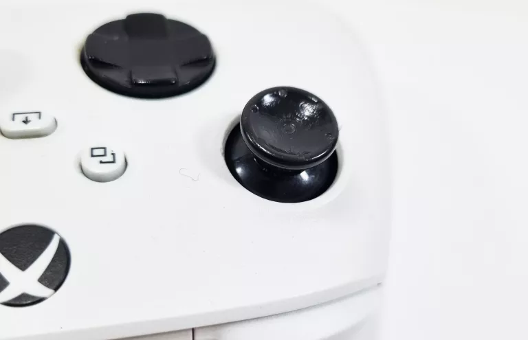 dobry-pad-xbox-one-series-x-brak-gumki-na-analogu-kod-producenta-qas-00009
