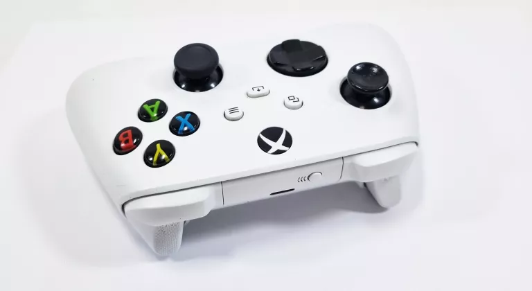 dobry-pad-xbox-one-series-x-brak-gumki-na-analogu-stan-11323-2