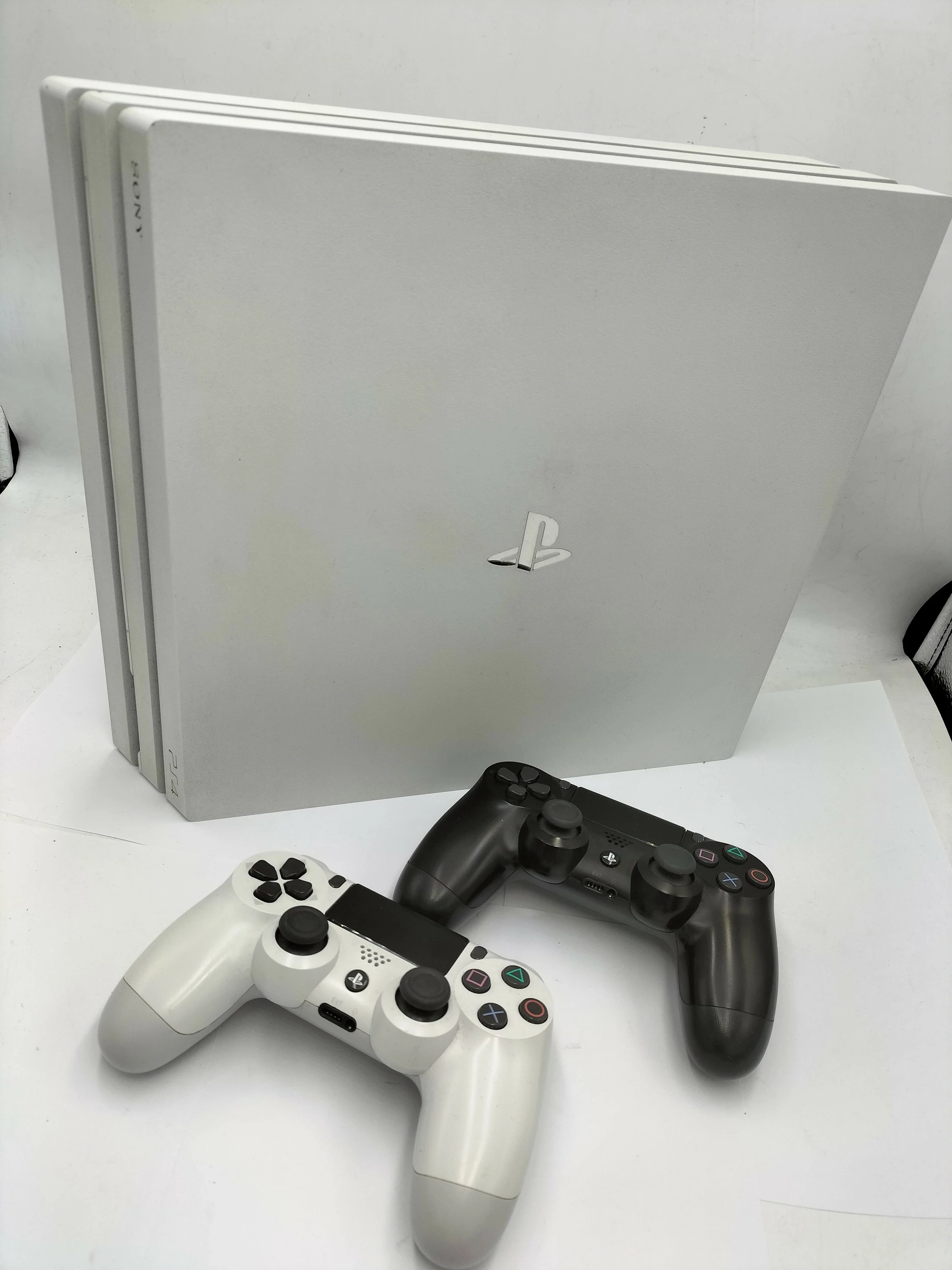 konsola-ps4-pro-1tb-cuh-7016b-2x-pad-4x-gra-super-stan-ean-gtin-711719347774