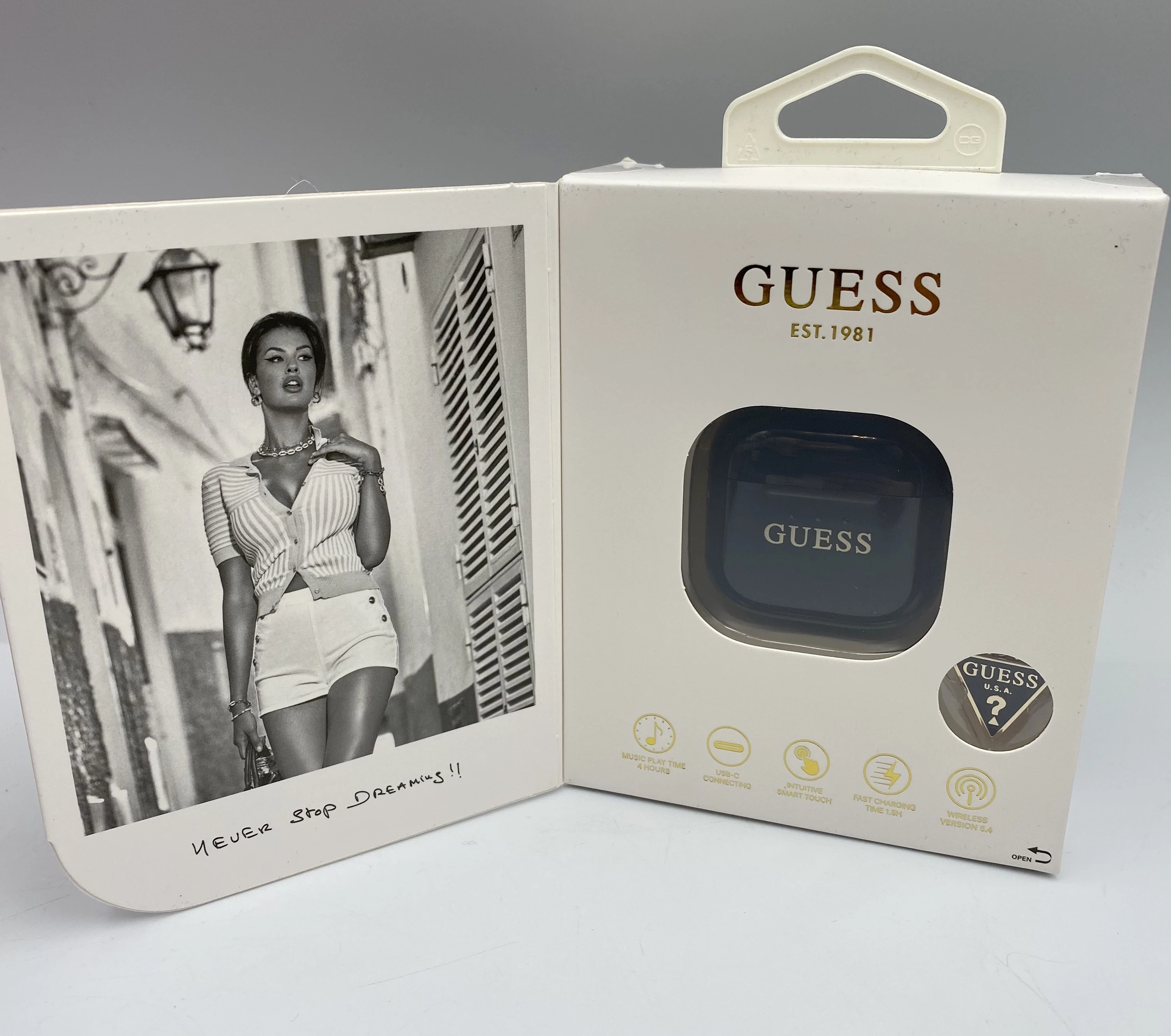 sluchawki-guess-glossy-effect-printed-classic-logo-charm-czarne-stan-11323-2