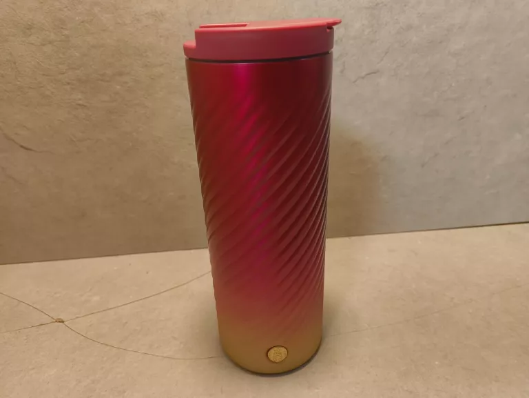 kubek-starbucks-czerwono-zloty-osiedle-niepodleglosci-1-krakow