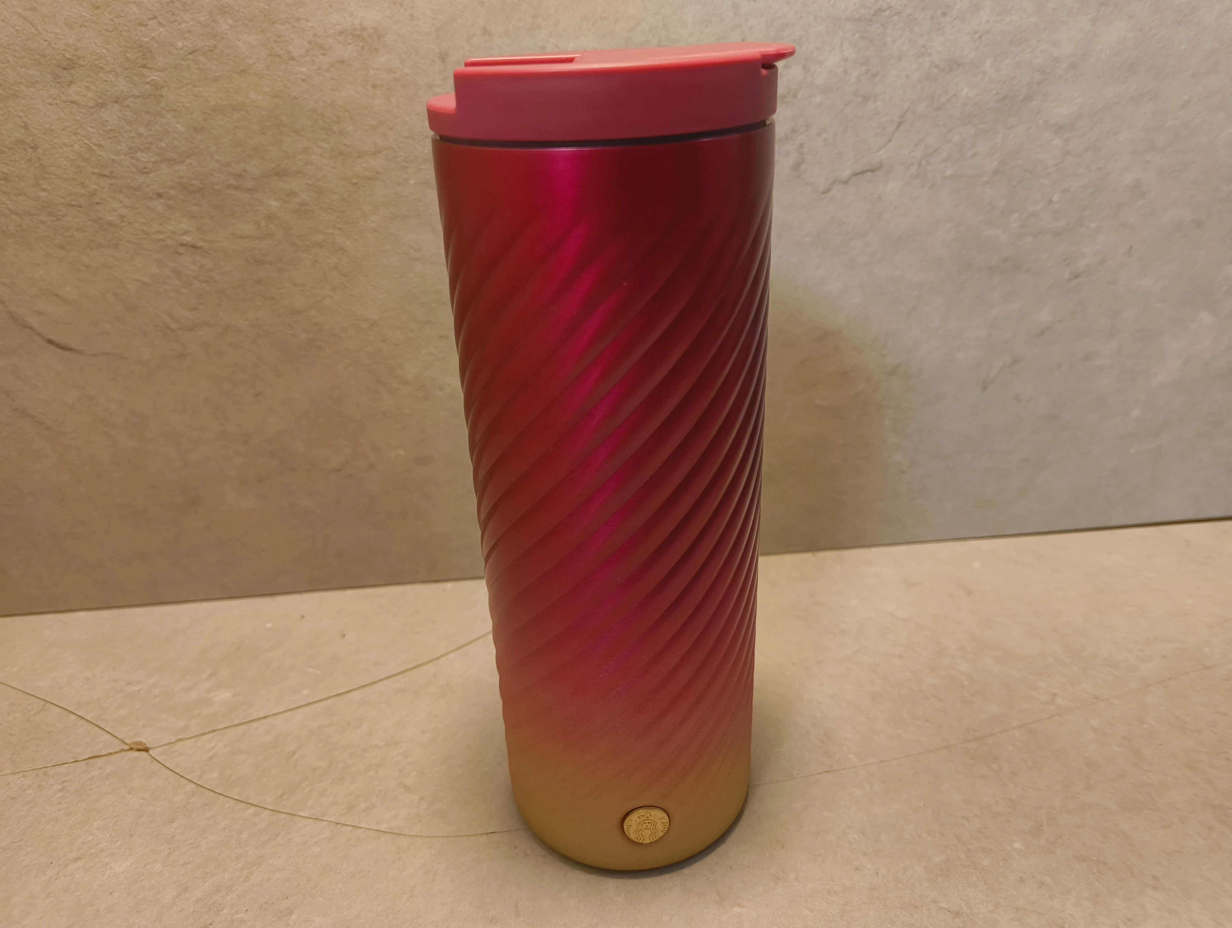 kubek-starbucks-czerwono-zloty-osiedle-niepodleglosci-1-krakow