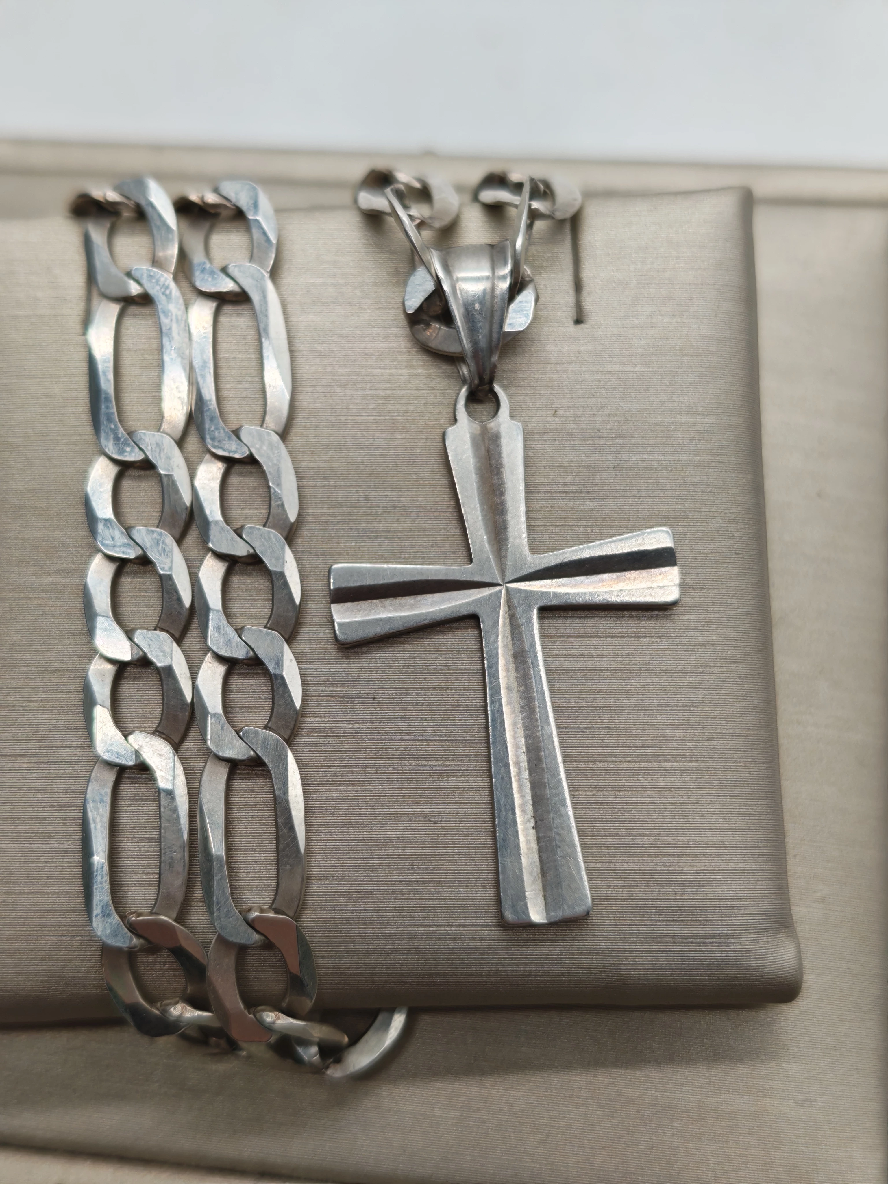 srebro-925-lancuszek-figaro-z-krzyzykiem-waga-1879g-50-cm-ean-gtin-00000000