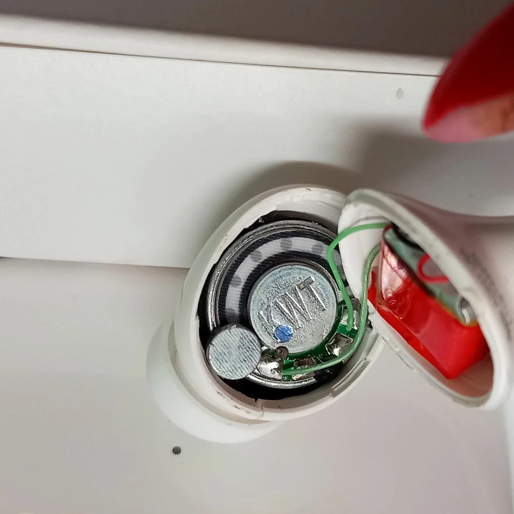 sluchawki-airpods-pro-2gen-opis-kolor-dominujacy-129357-2