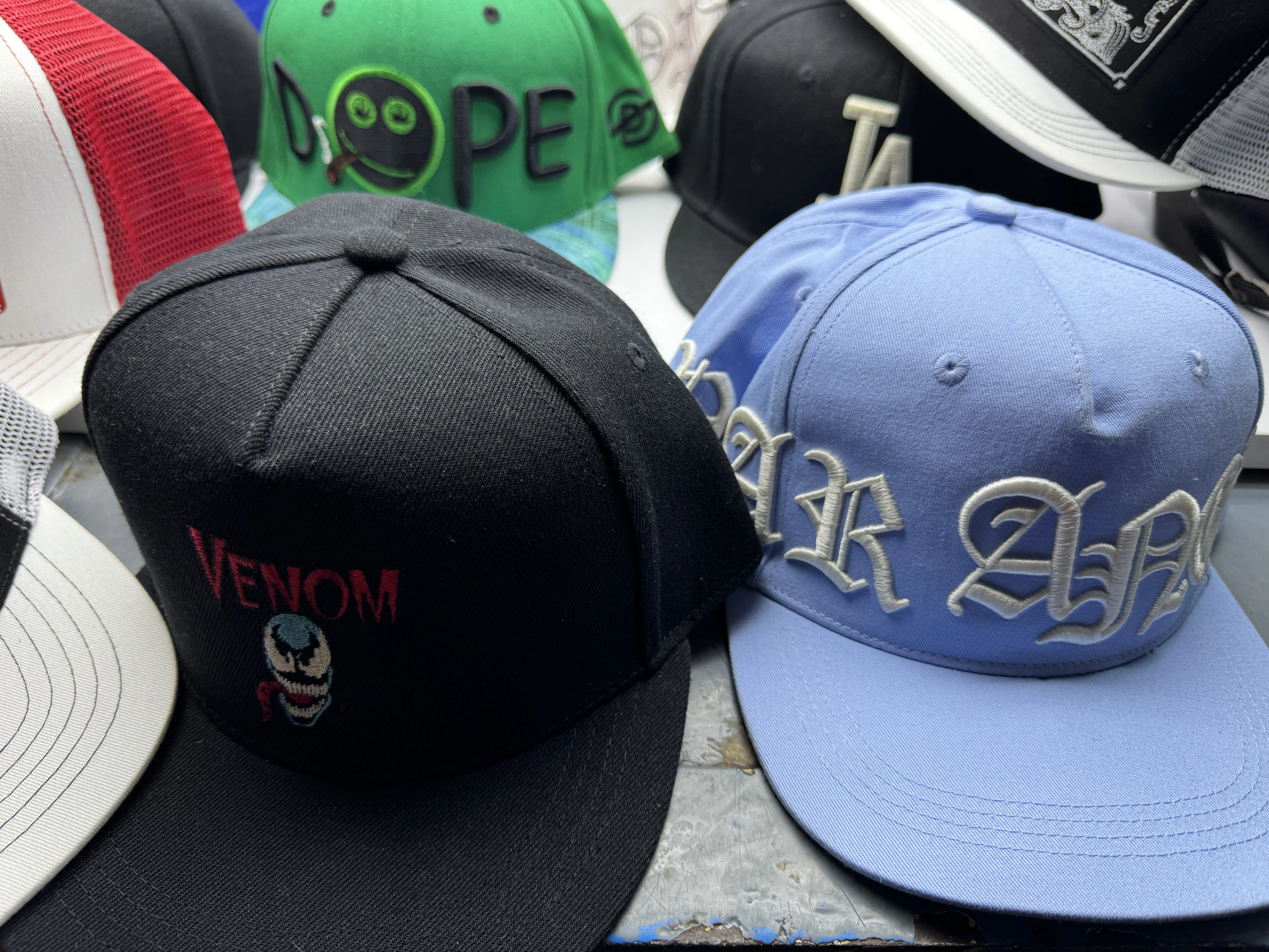 czapki-z-daszkiem-kolor-mix-wzor-dominujacy-3766-2397