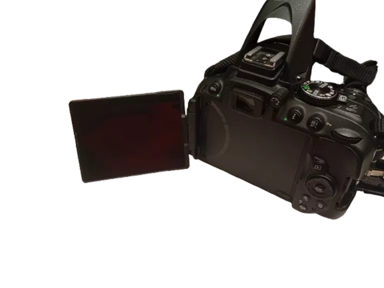 aparat-nikon-d5300-obiektyw-nikkor-18-105-przebieg-migawki-8176-rozmiar-matrycy-206882-228774