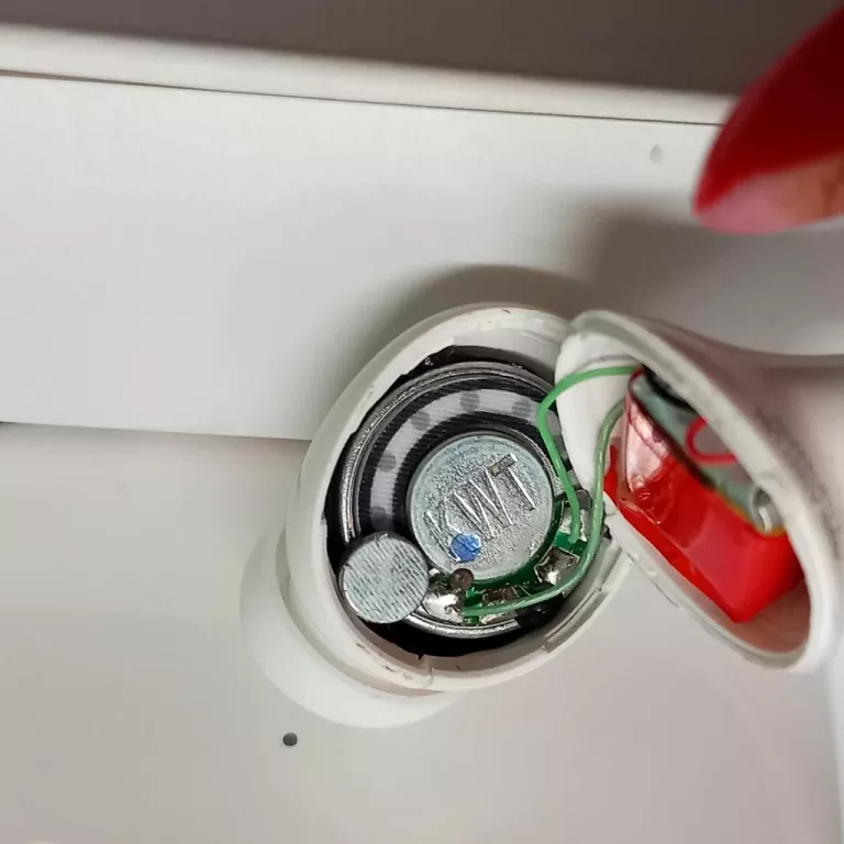 sluchawki-airpods-pro-2gen-opis-kolor-dominujacy-129357-2