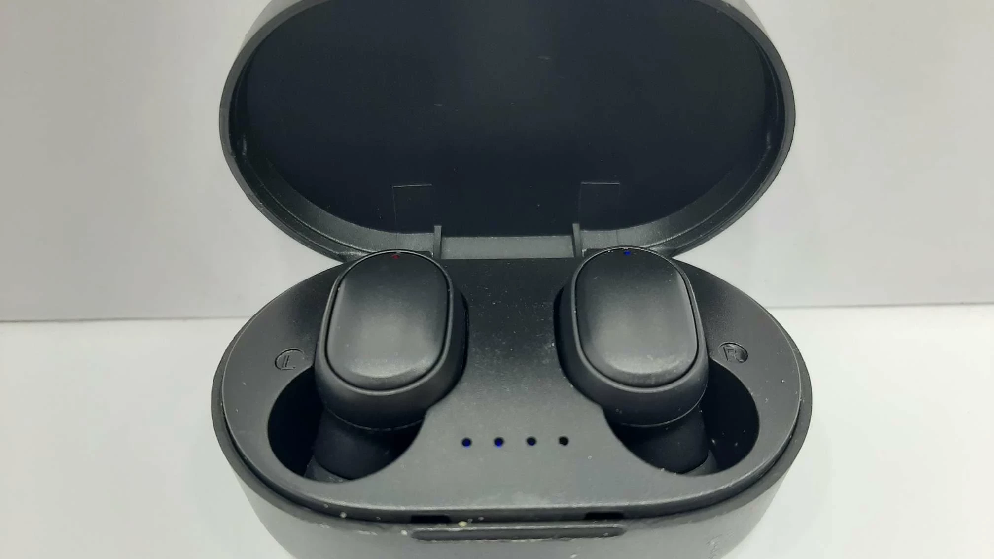 sluchawki-douszne-tws-etui-batalionow-3a-plock