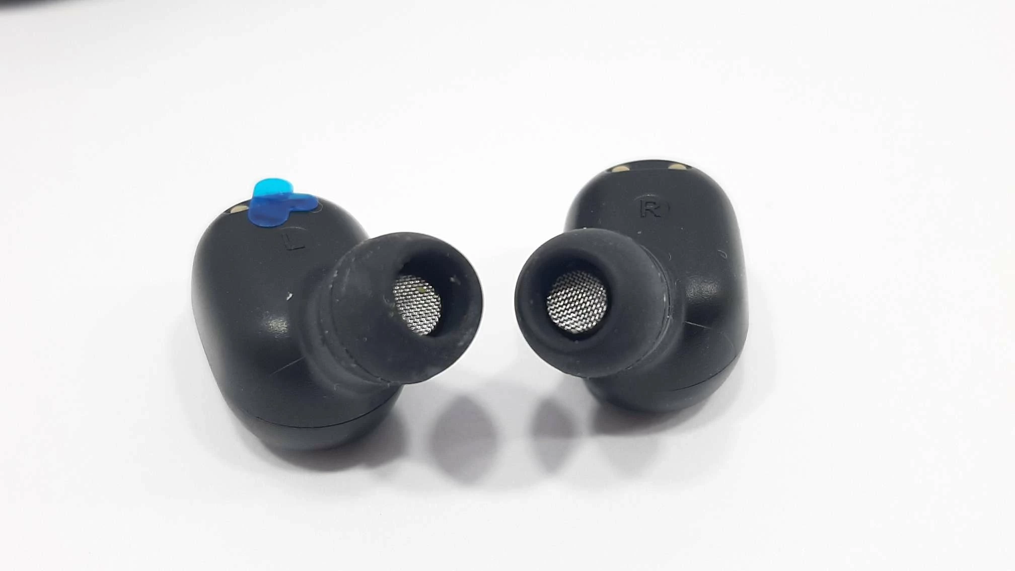 sluchawki-douszne-tws-etui-stan-11323-2