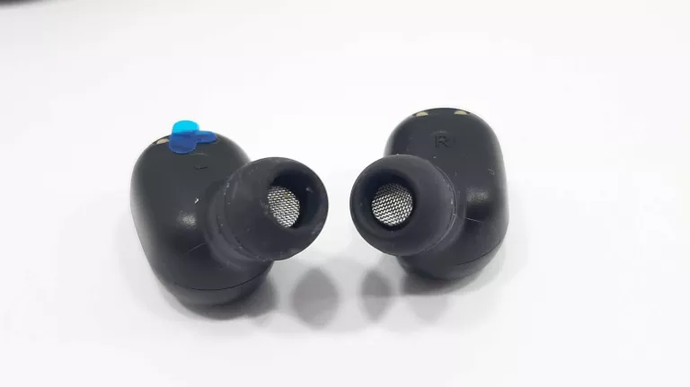 sluchawki-douszne-tws-etui-stan-11323-2