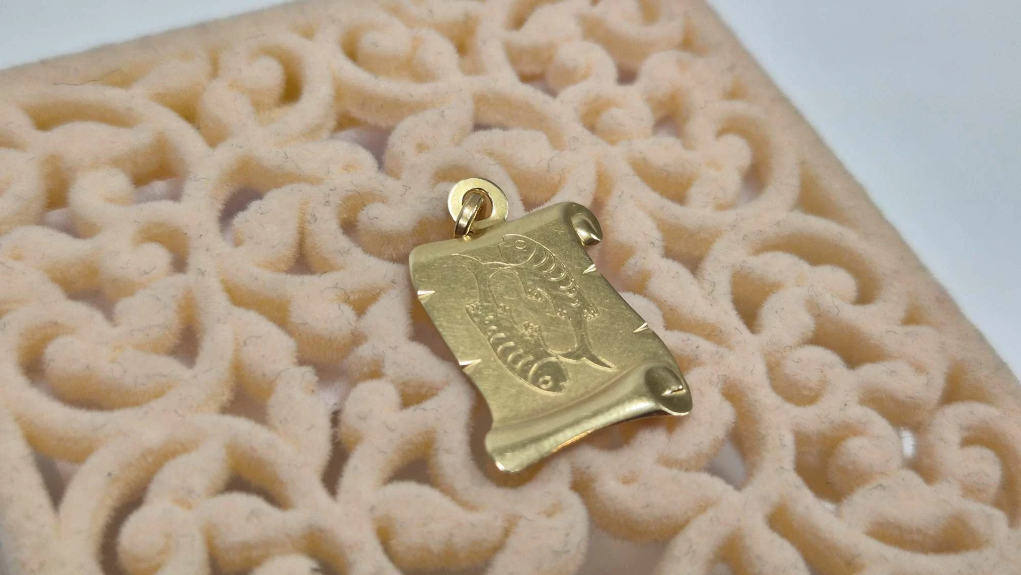 zlota-zawieszka-znak-zodiaku-ryby-585-097g-material-15835-2