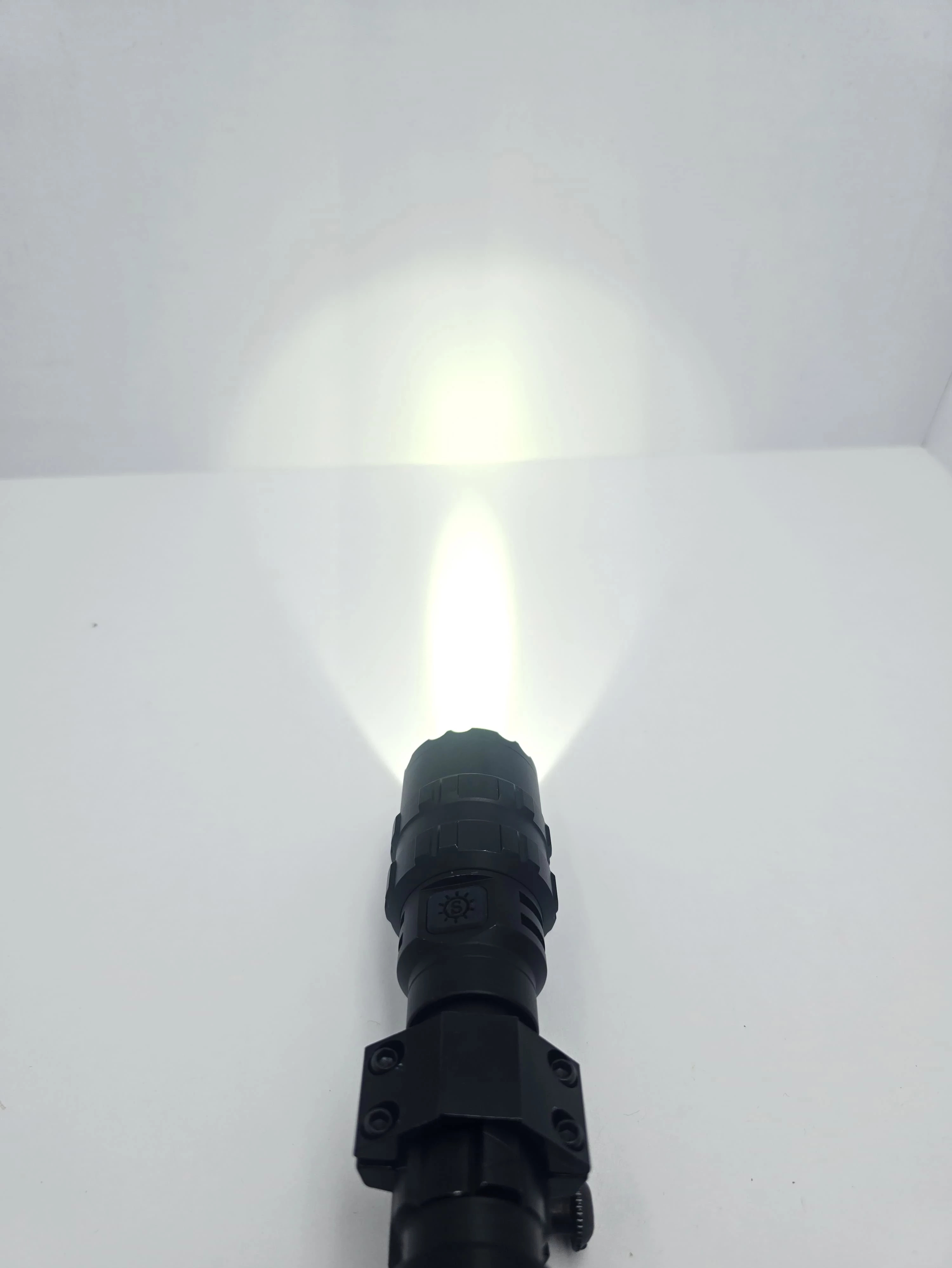 latarka-z-mocowaniem-kod-producenta-18368