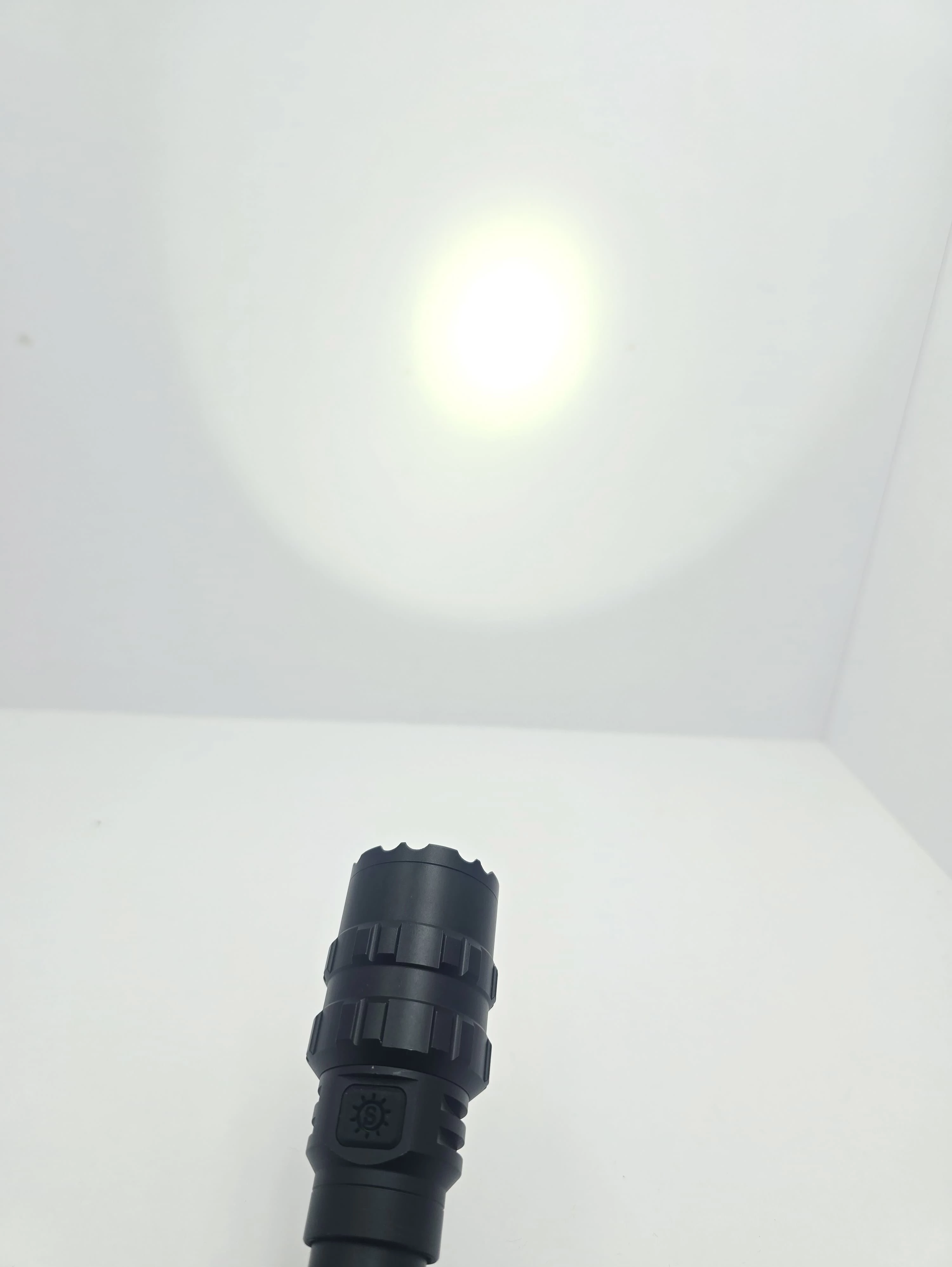 latarka-z-mocowaniem-rodzaj-16428-2