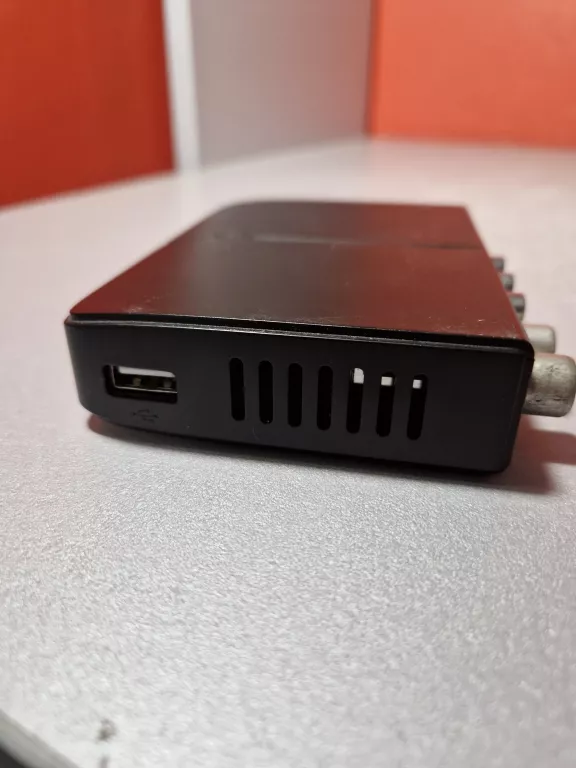 dekoder-vivax-dvb-t2-107-z-pilotem-kod-producenta-tuner-satelitarny-dvp-t2-181