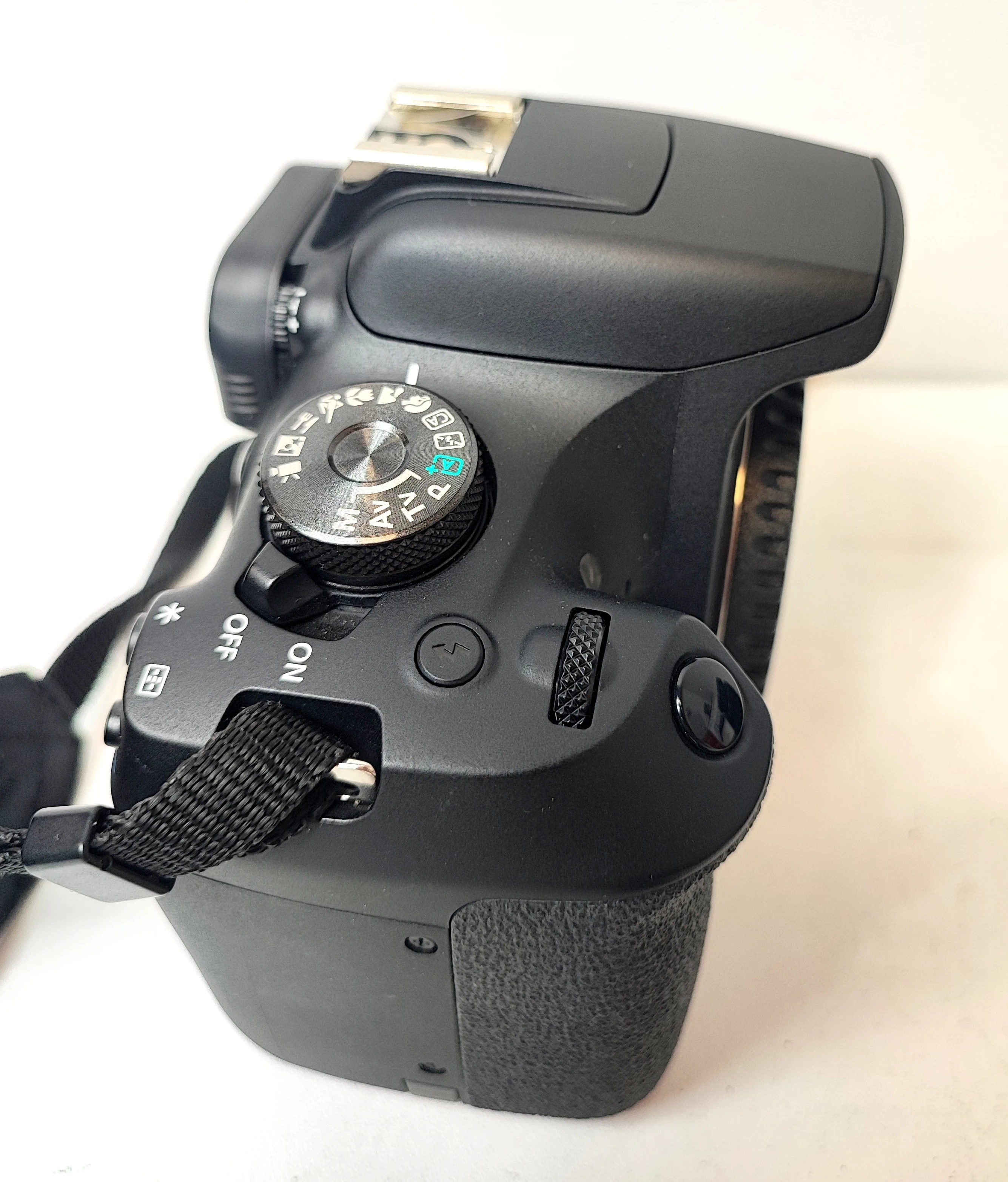 aparat-lustrzanka-canon-eos-2000d-obiektyw-ef-s-18-55mm-3-kit-lad-przekatna-ekranu-300