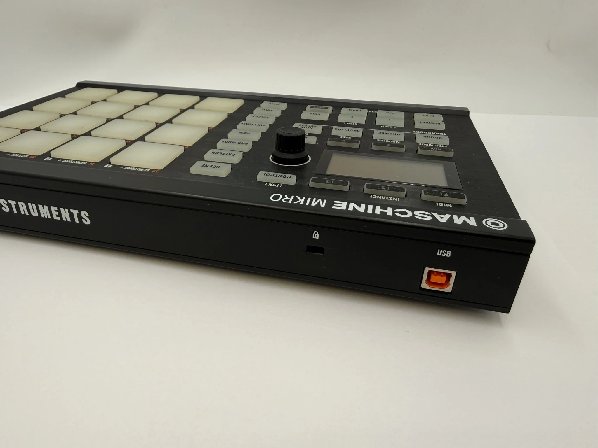 native-instruments-maschine-mikro-mk2-kontroler-dj-midi-model-maschine-mikro-mk2